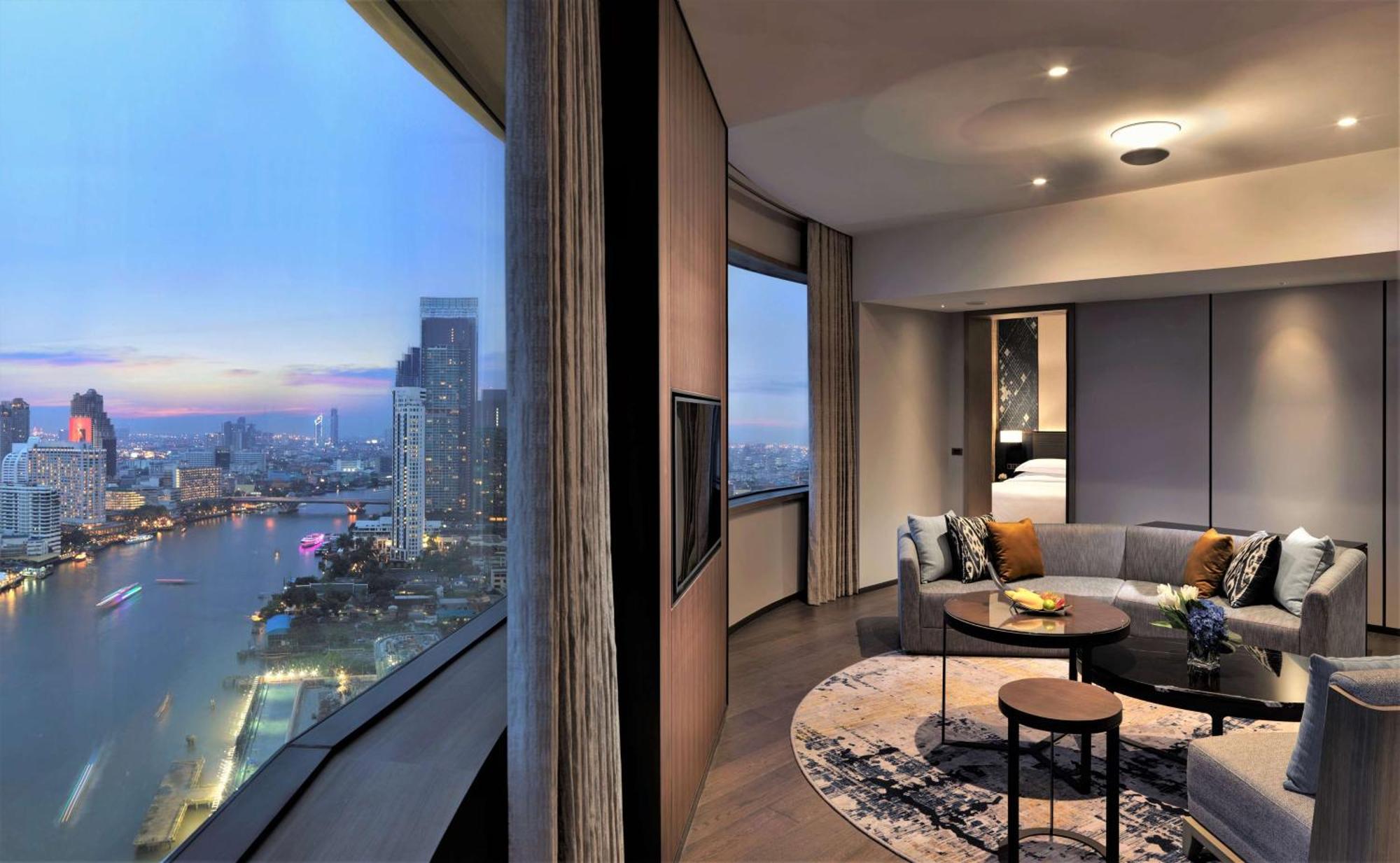 Panoramic Executive Suite with Lounge Access