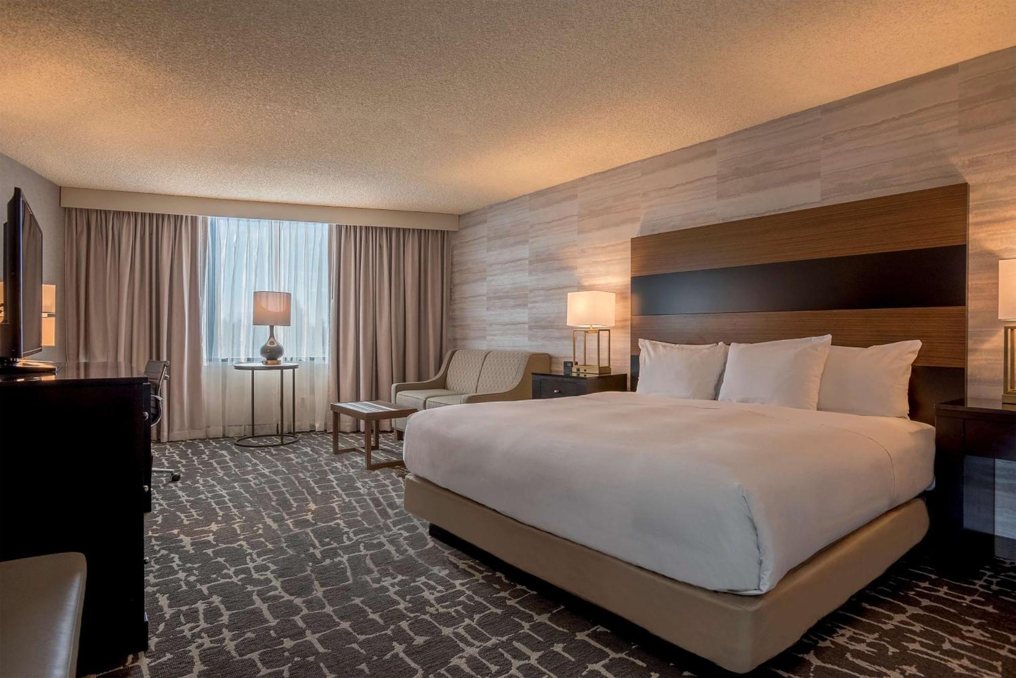 King Room with Roll-In Shower - Mobility Access