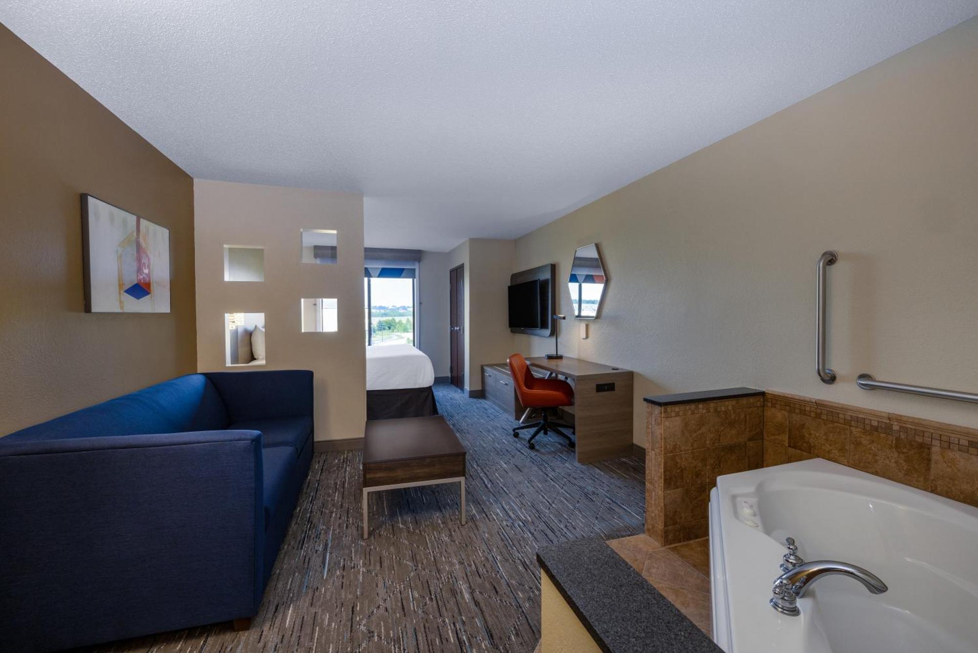 King Suite Jetted Tub