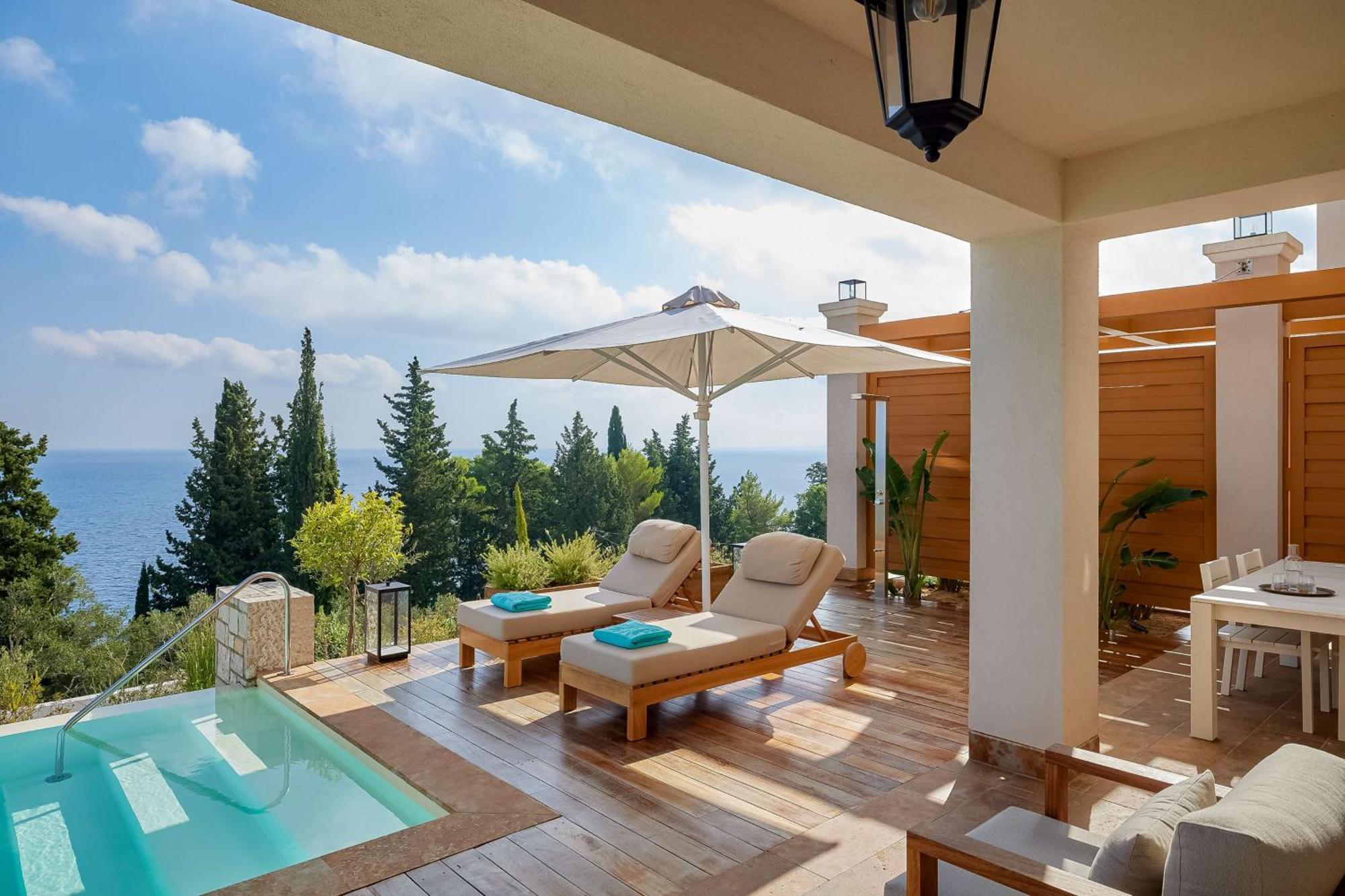 Villa de 2 dormitorios con piscina y vistas al mar Jónico