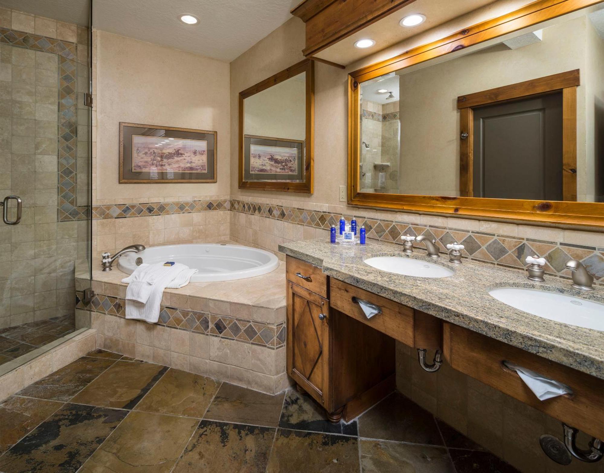 2 Bedroom Penthouse Suite, Mountain & Golf view, Fireplace,1557442210:JPEG