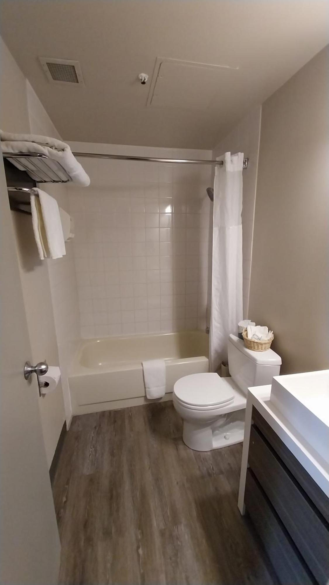 Queen Room,1558760374:JPEG