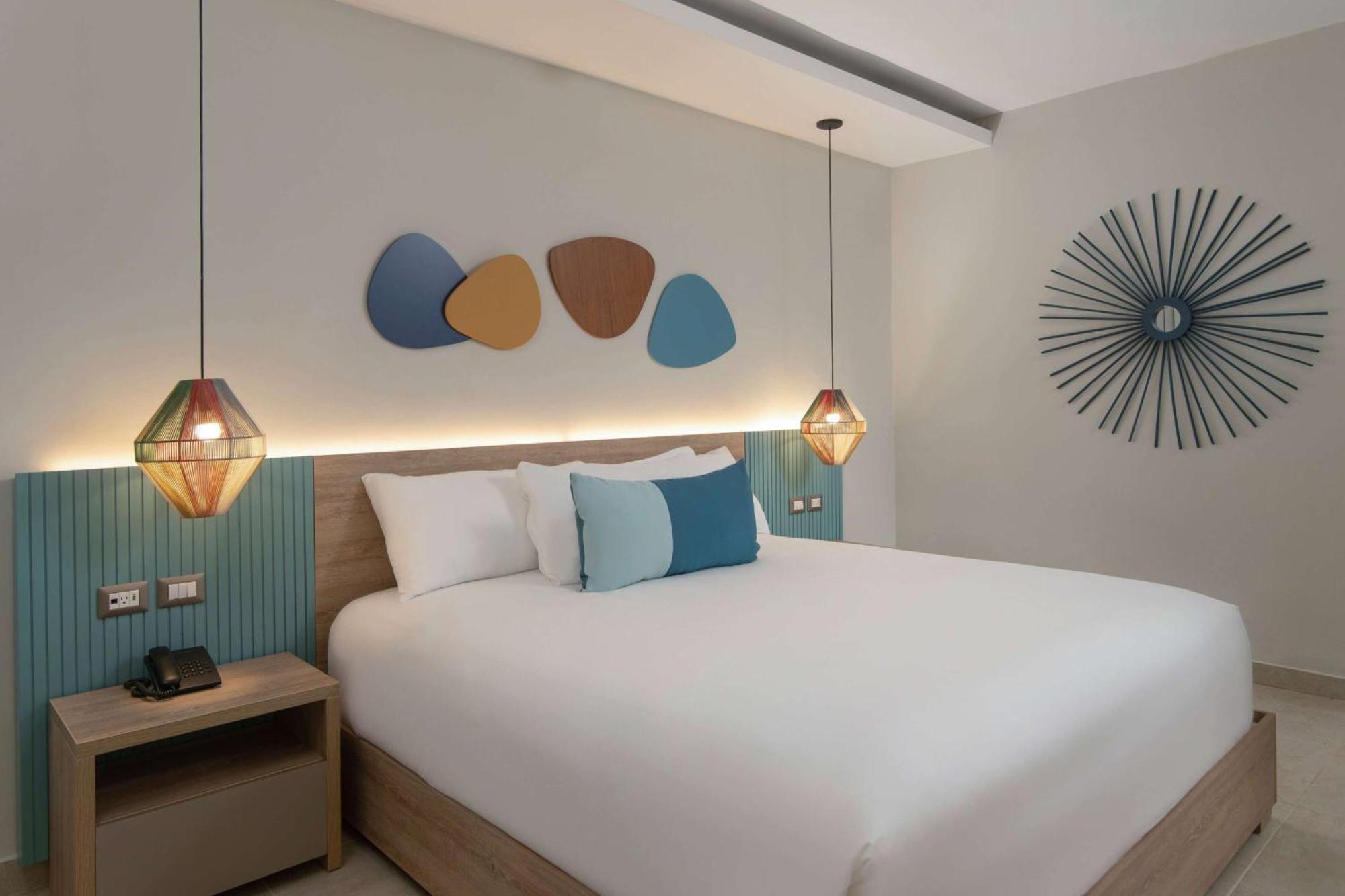 Club mit Kingsize-Bett und Meerblick