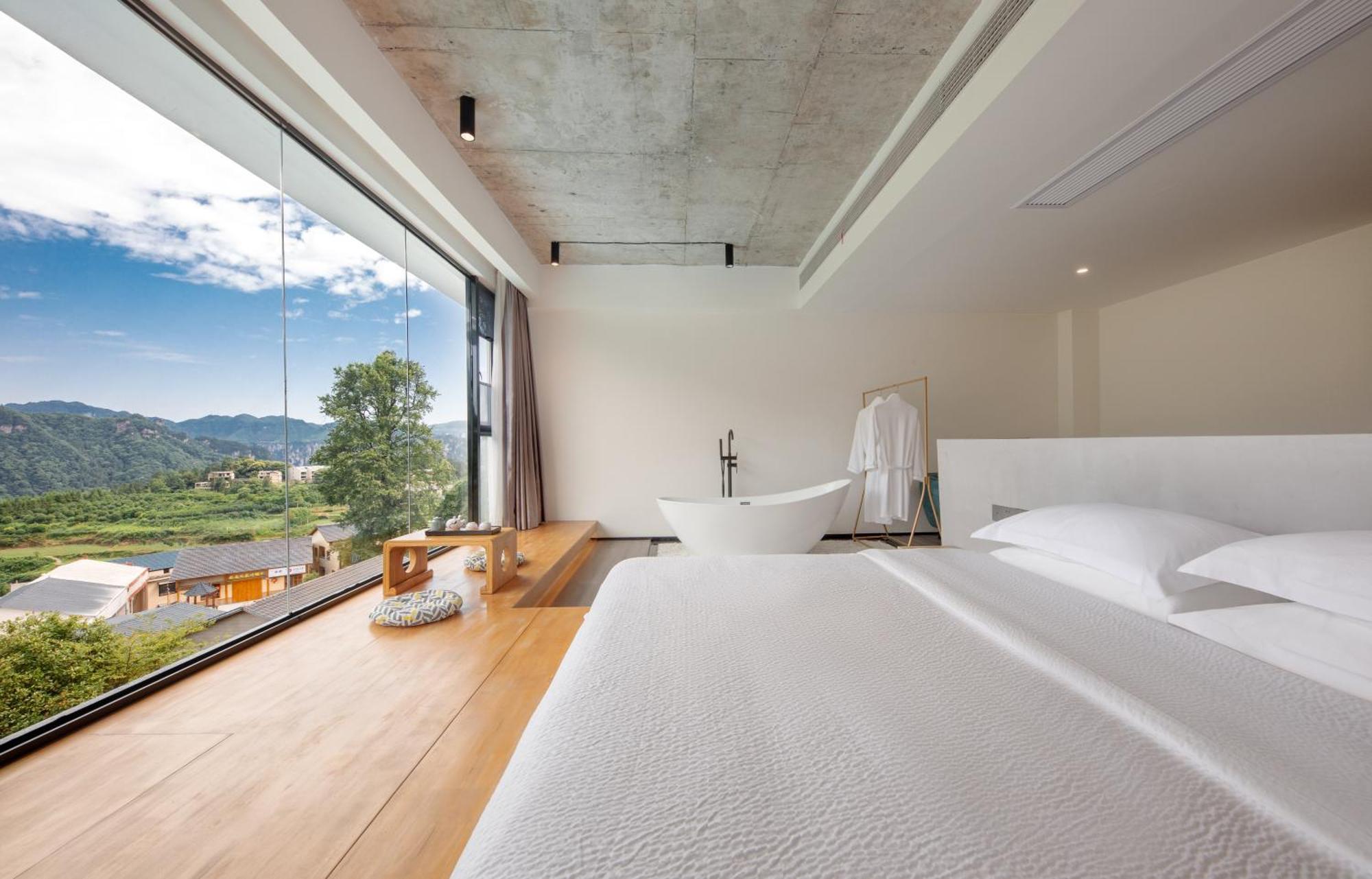Habitación con cama extragrande y vistas a la montaña