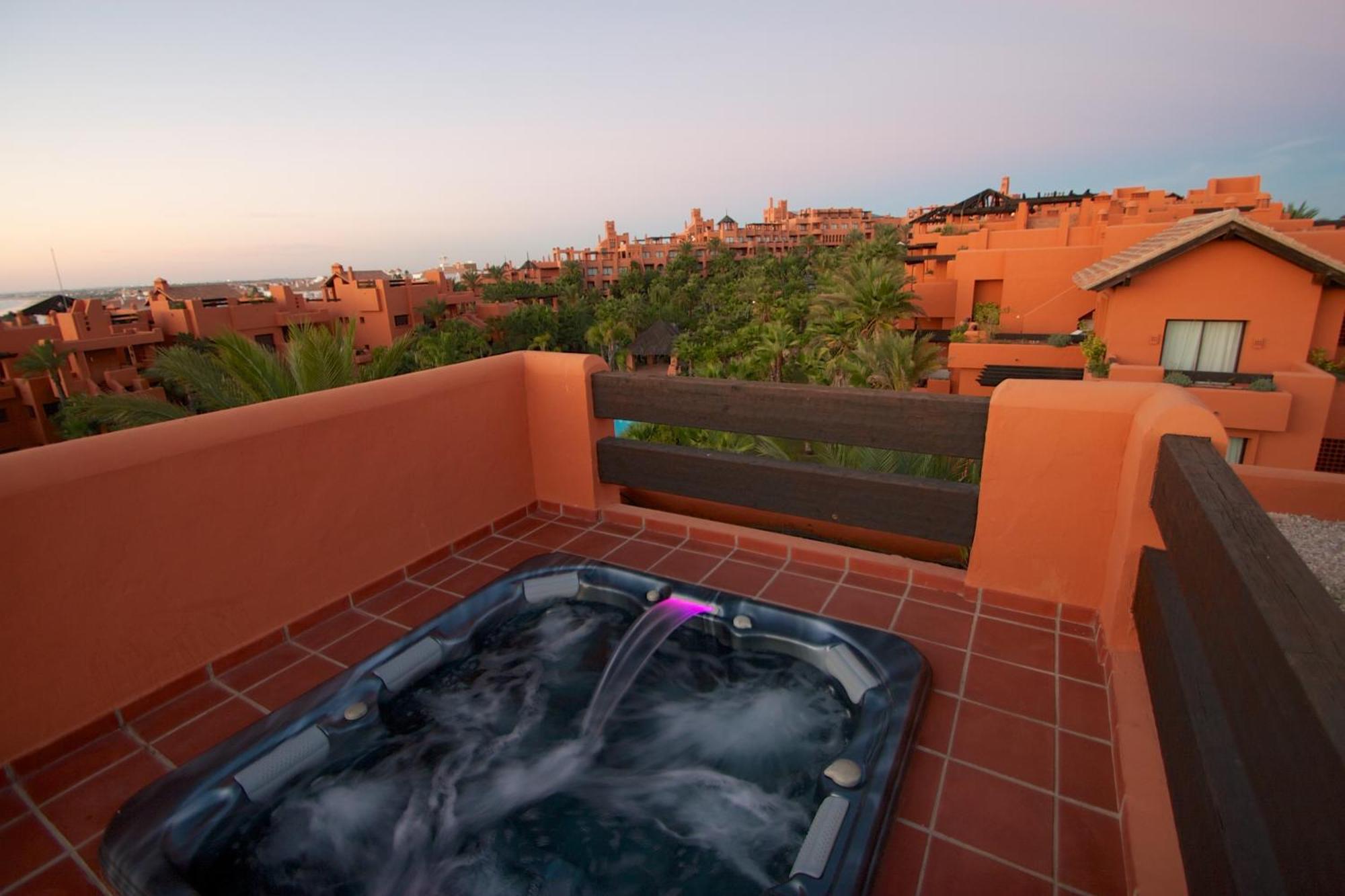 Luxury Three-Bedroom Apartment Spa Bath