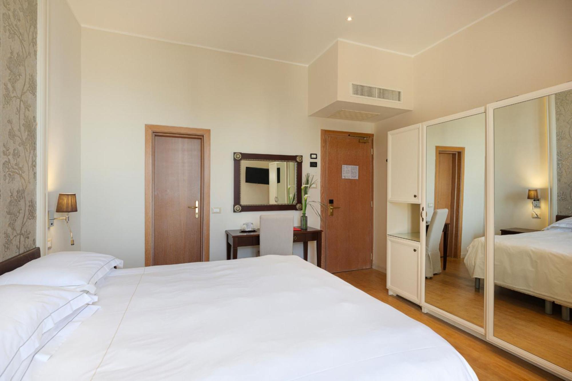 Deluxe Double Room 1°-2° Sea View,1586112324:JPEG