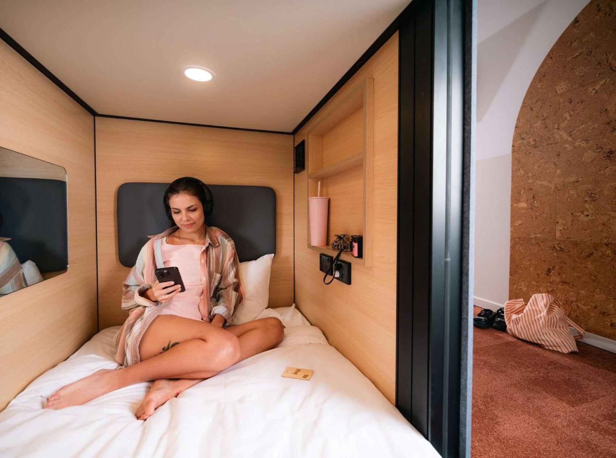 Private Single POD Mixed 6 Share Room Private Bathroom,1498613614:JPEG