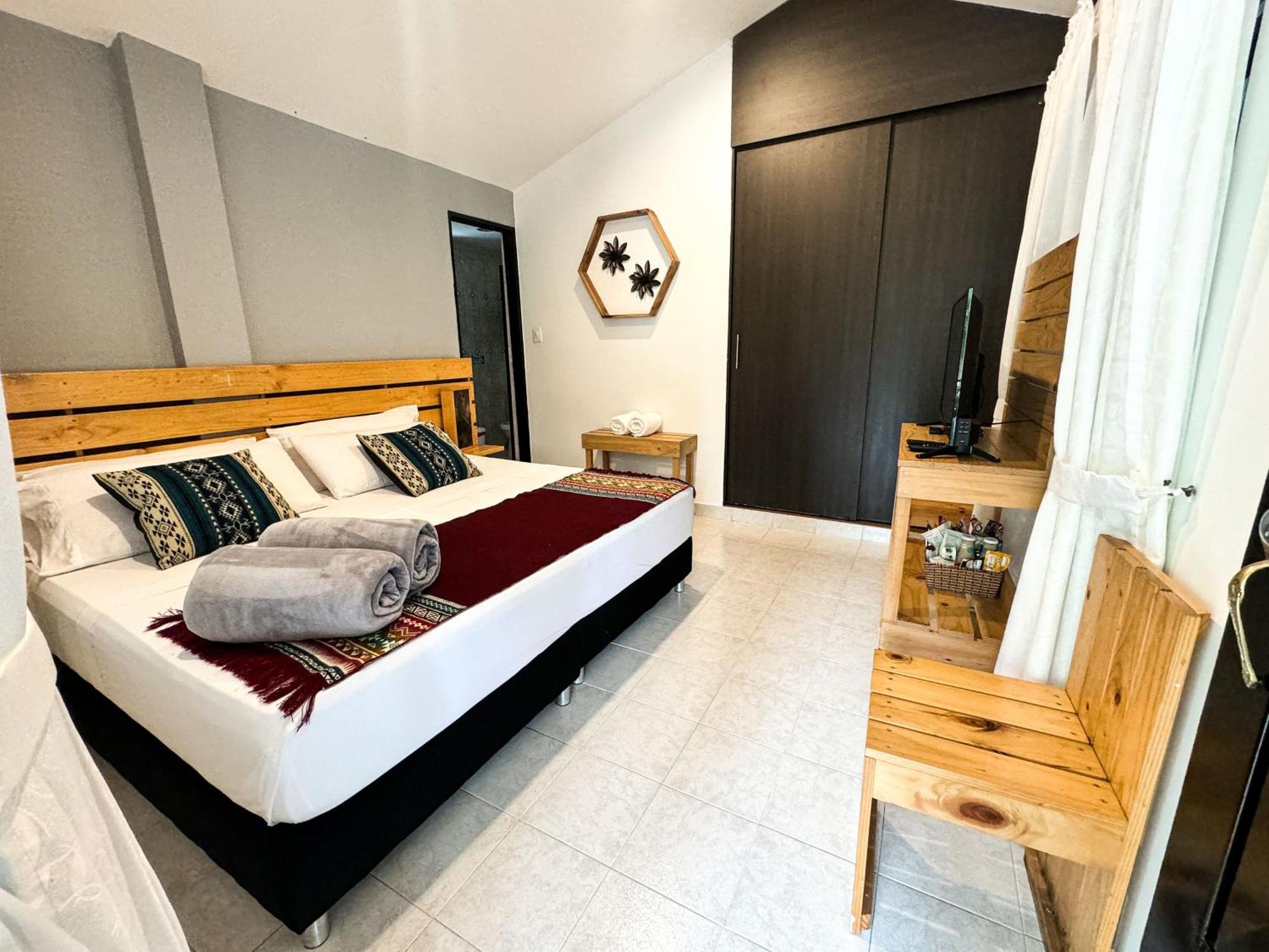 Habitación con cama extragrande.