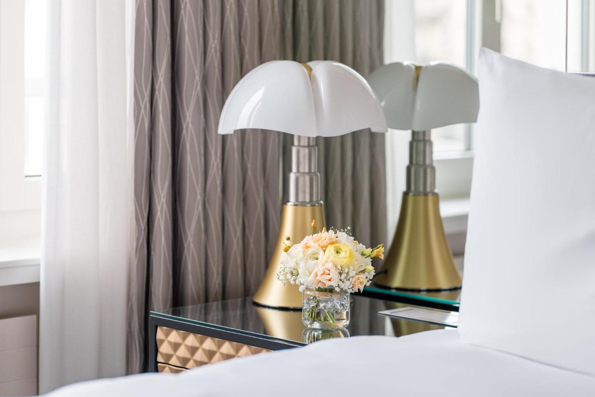 Suíte de Canto com Cama King-size e Vista do Rio