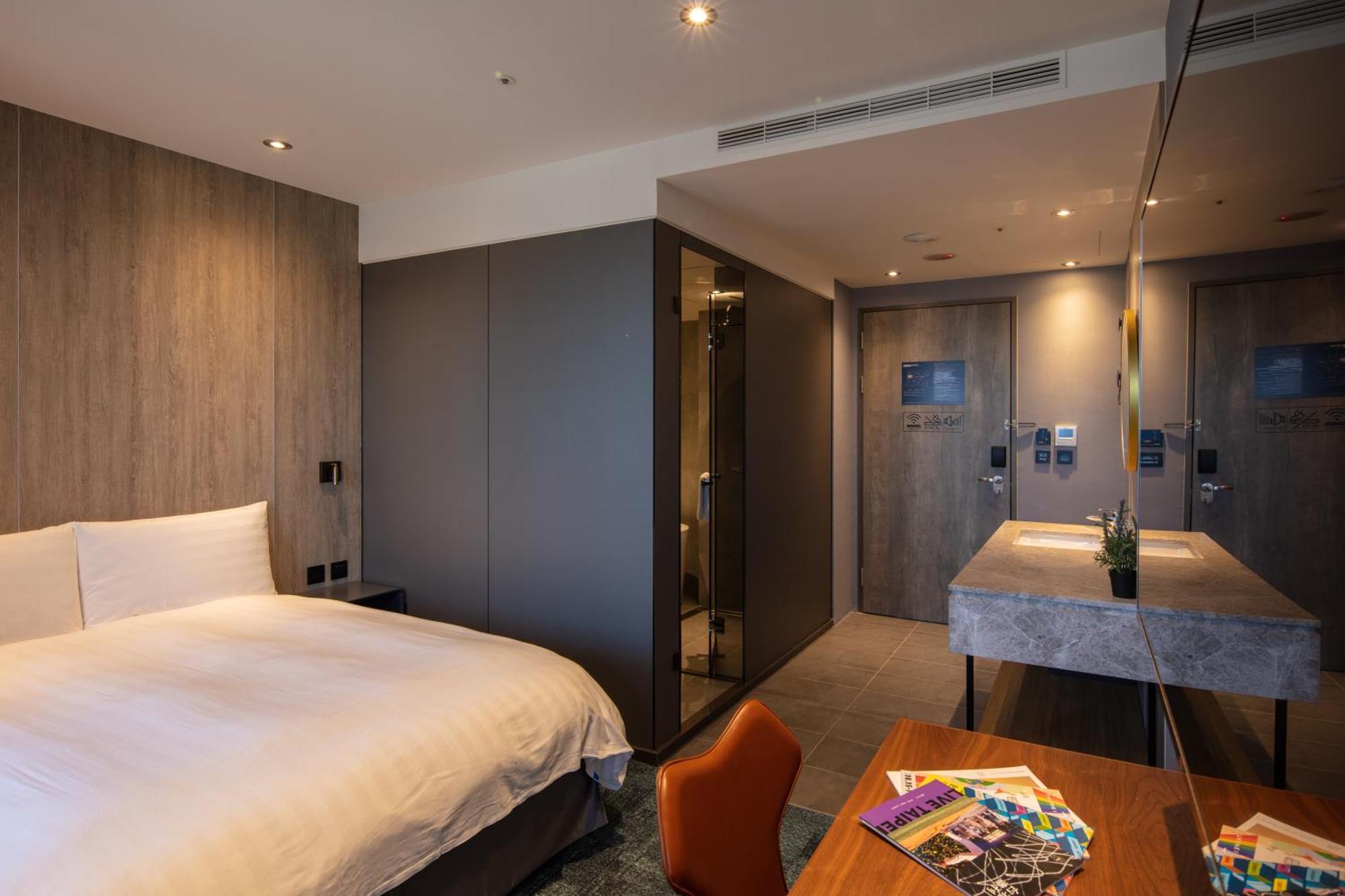 Deluxe Double Room Bath