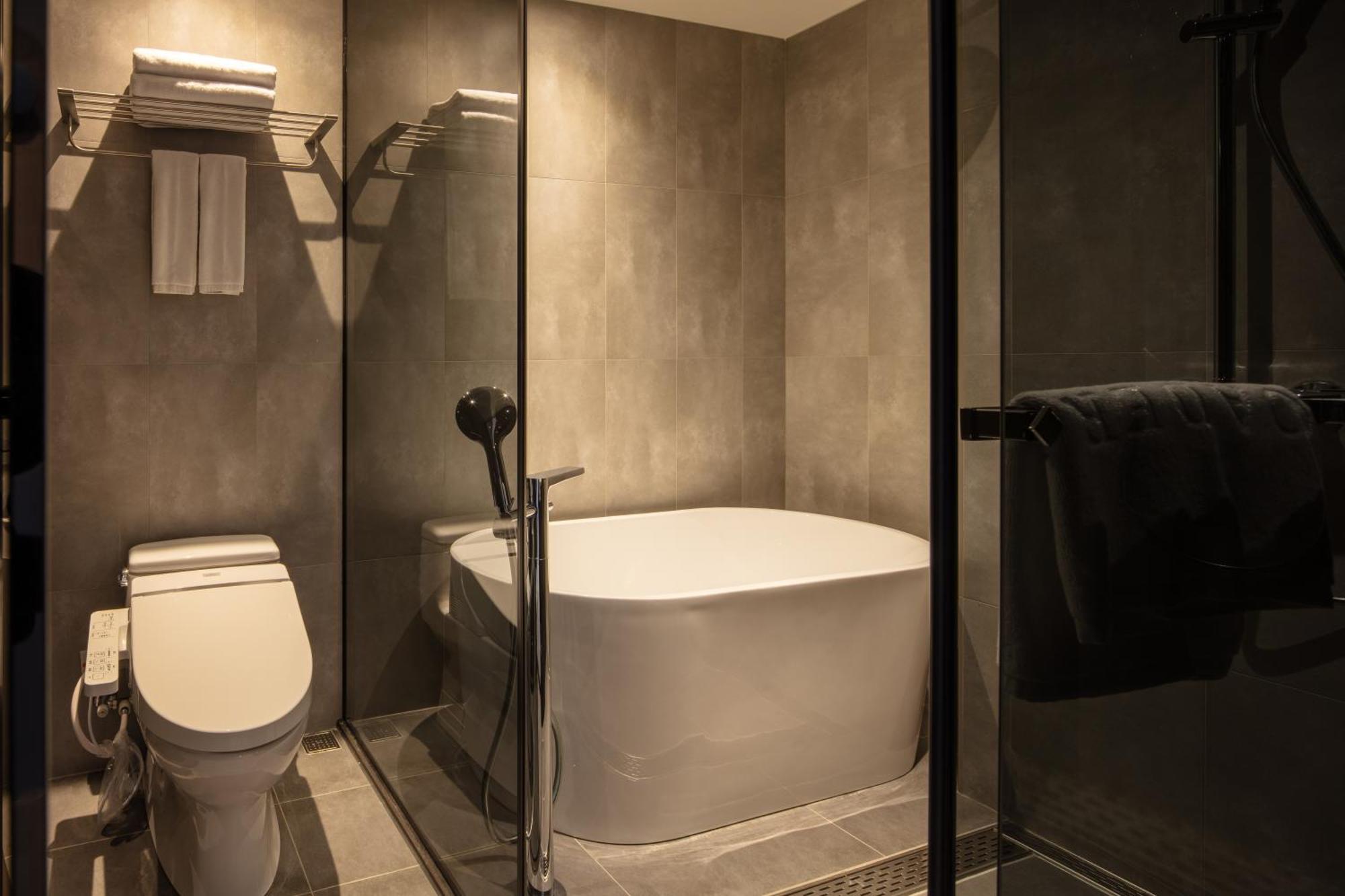 Deluxe Double Room Bath