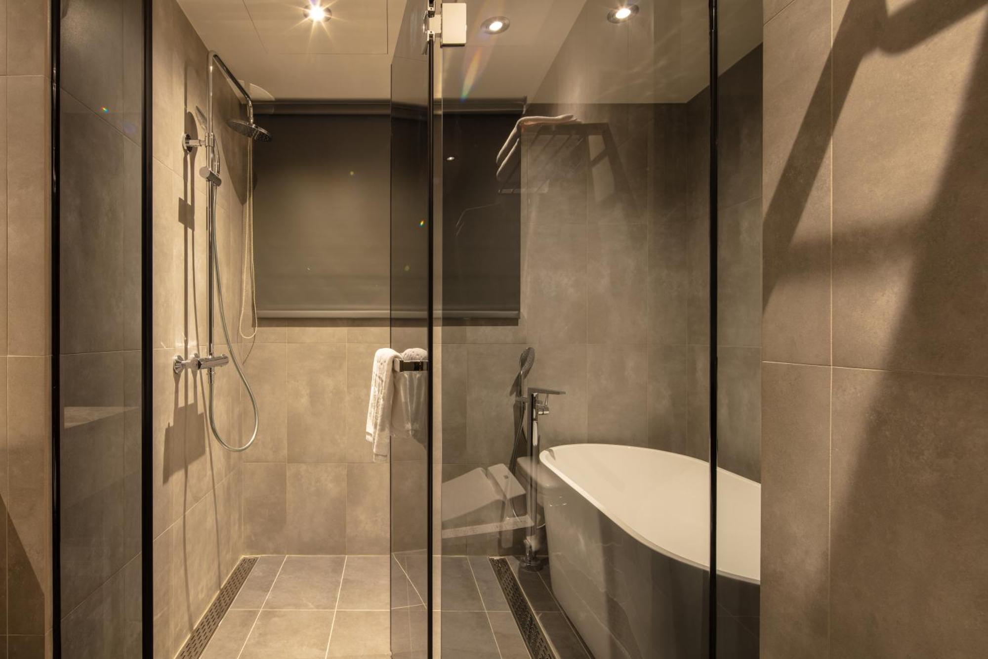 Deluxe Double Room Bath