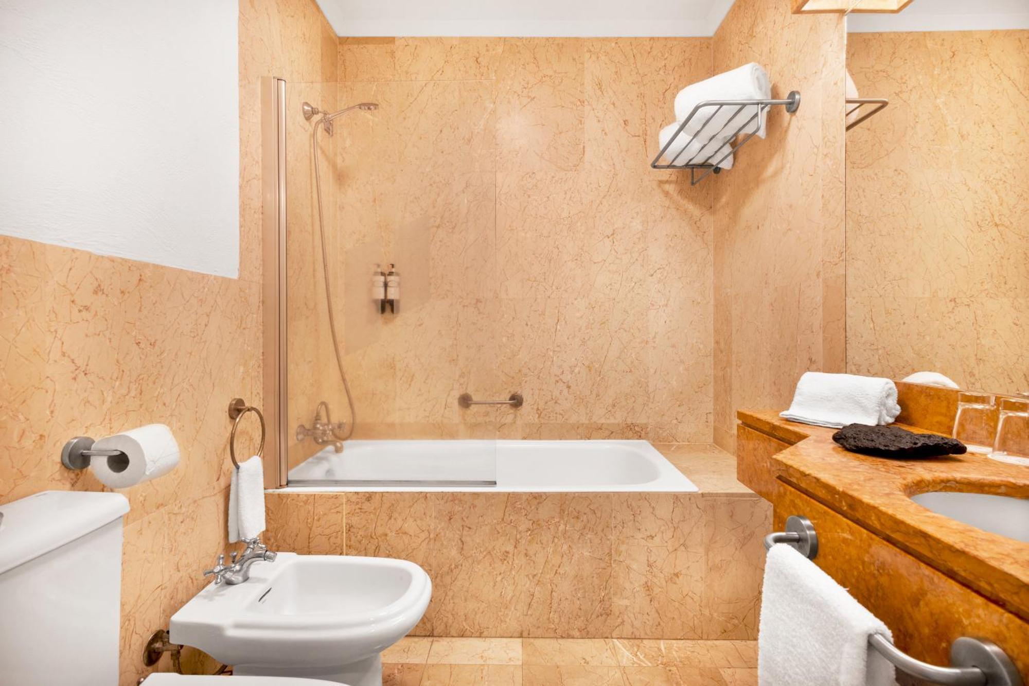 Standard Suite (3 adults + 1 child)