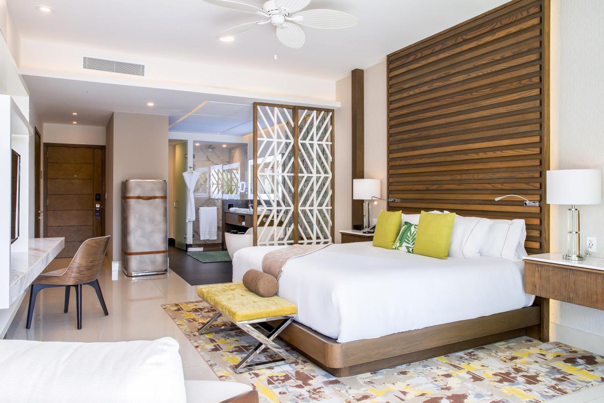 Suíte Júnior com Cama King-size e Acesso Direto à Piscina