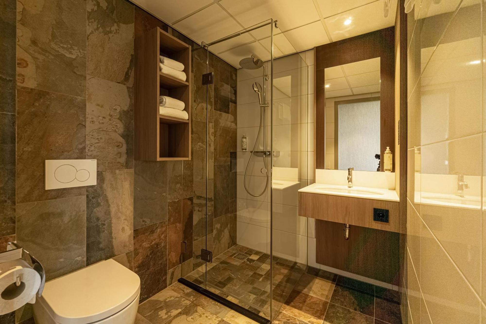 Zweibettzimmer mit seitlichem Meerblick