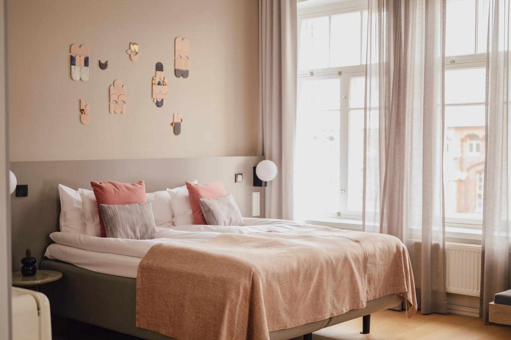 DeLuxe Room,1611259266:JPEG