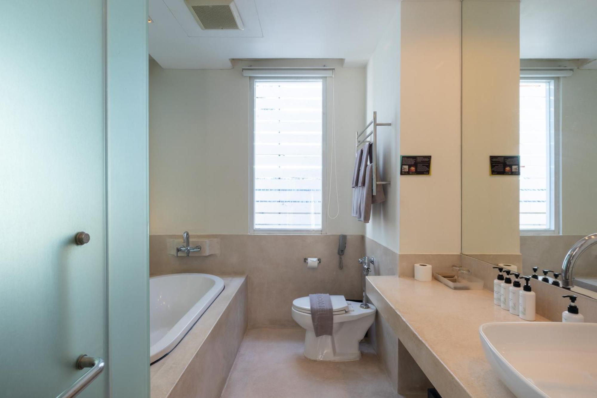 Pool Access Mini Suite