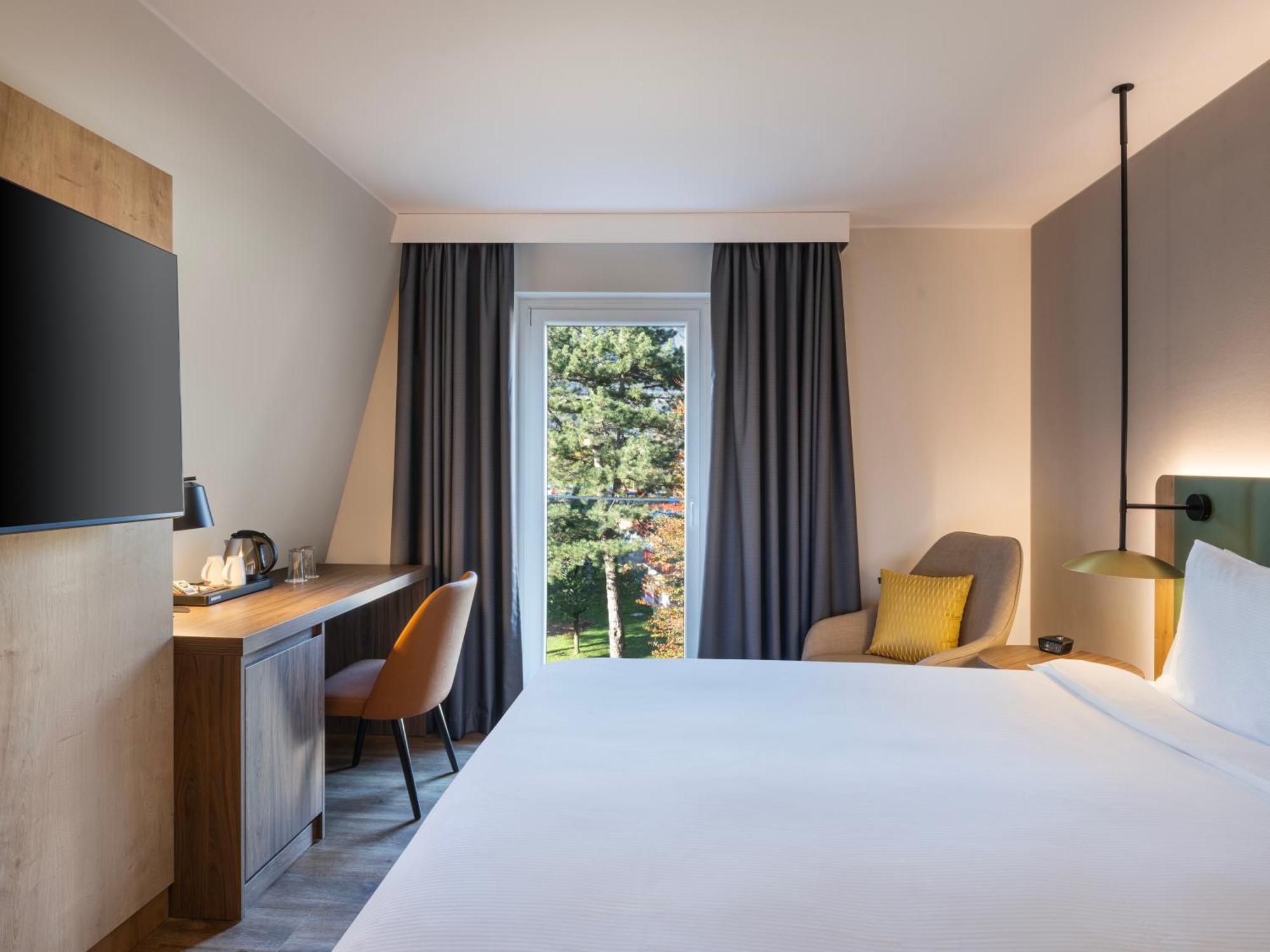 Eckzimmer mit Kingsize-Bett