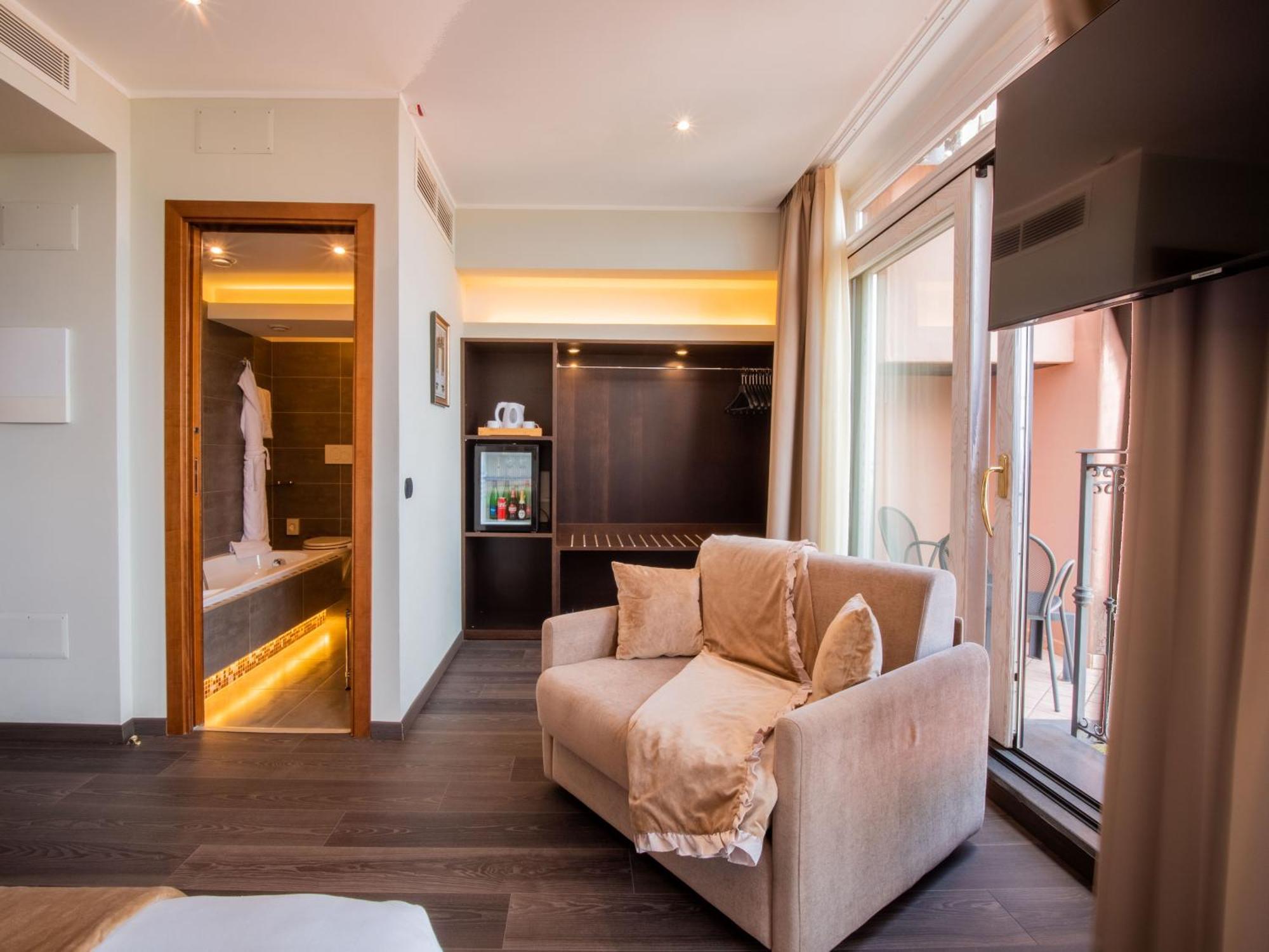 Deluxe Double or Twin Room