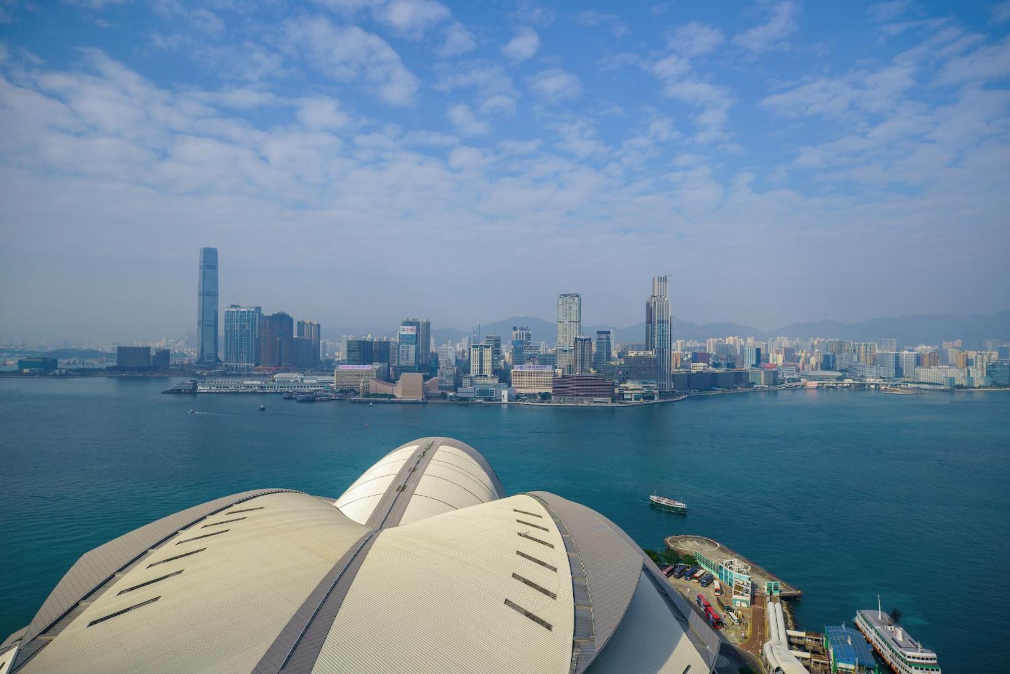 Kamer met twee aparte bedden en uitzicht op Victoria Harbour