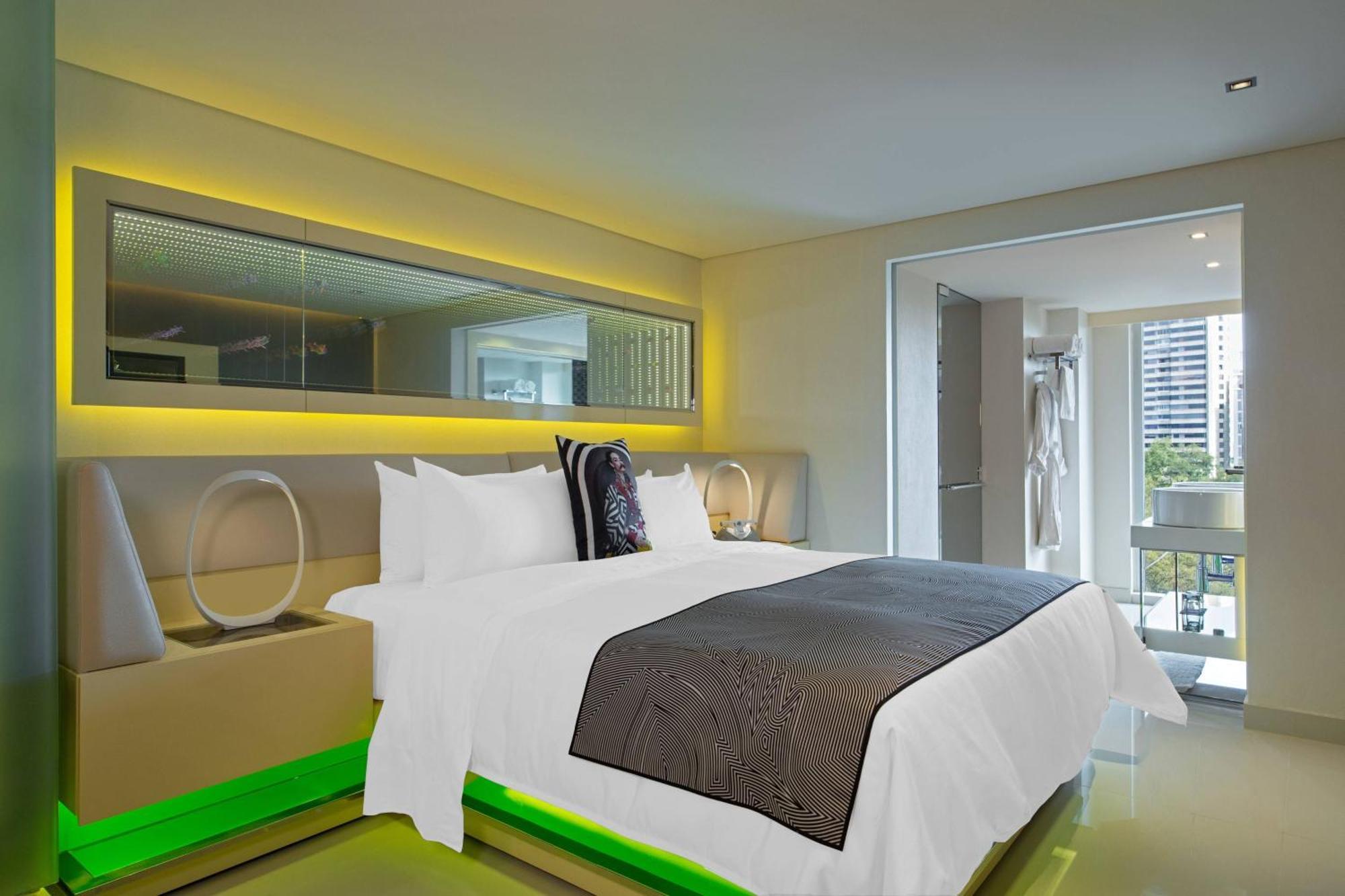 Deluxe King Room with Partial City View