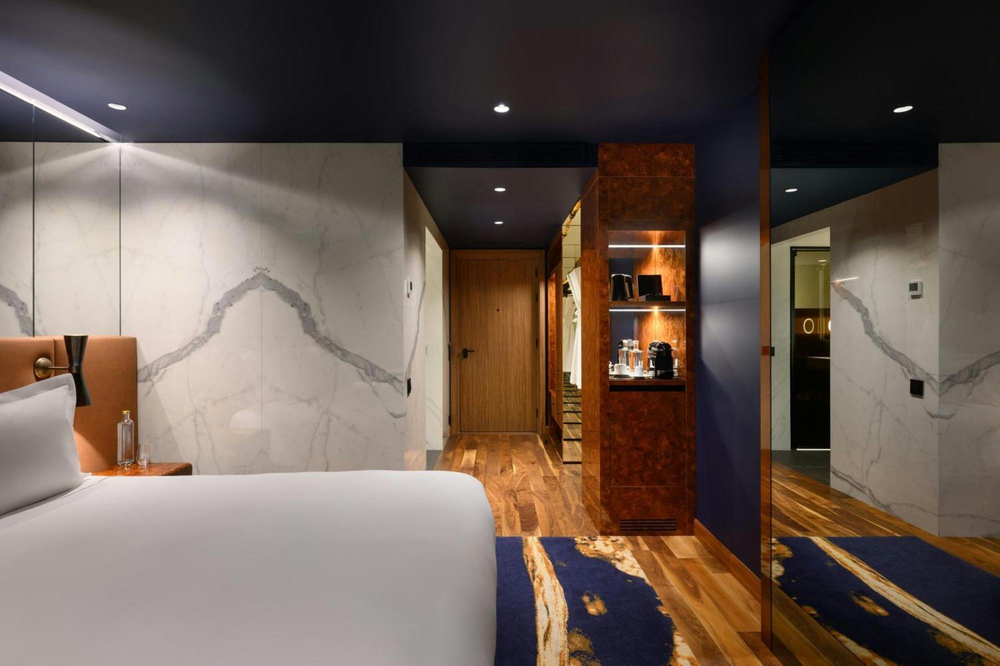 Superior King Room Balcony