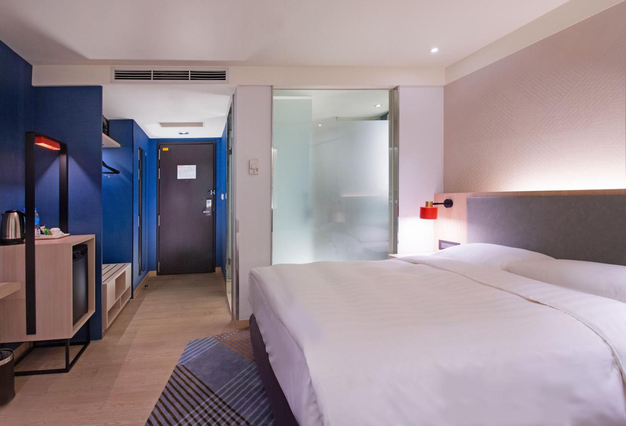 Standard Queen Room - no window