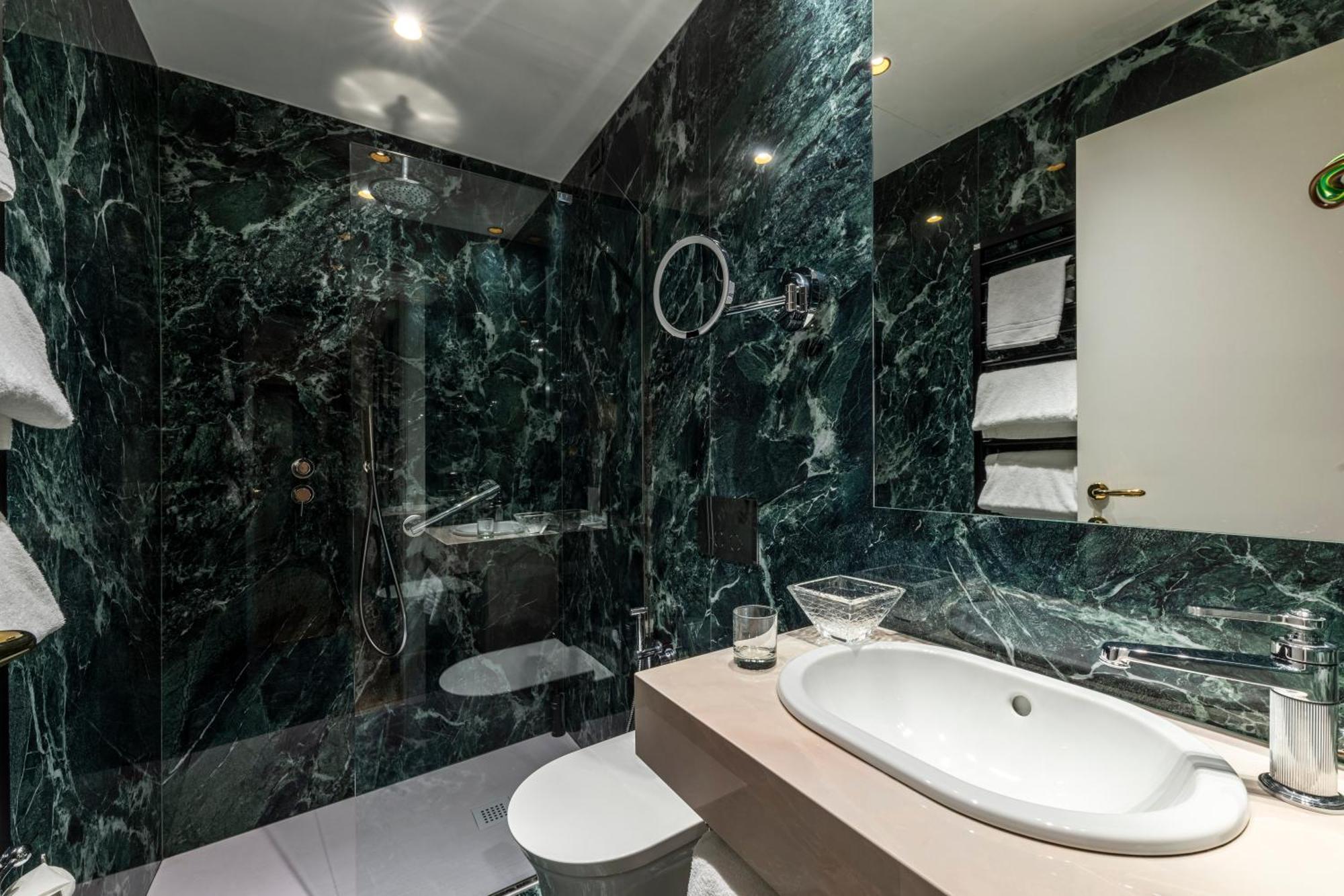 Deluxe Double or Twin Room Canal View Annex