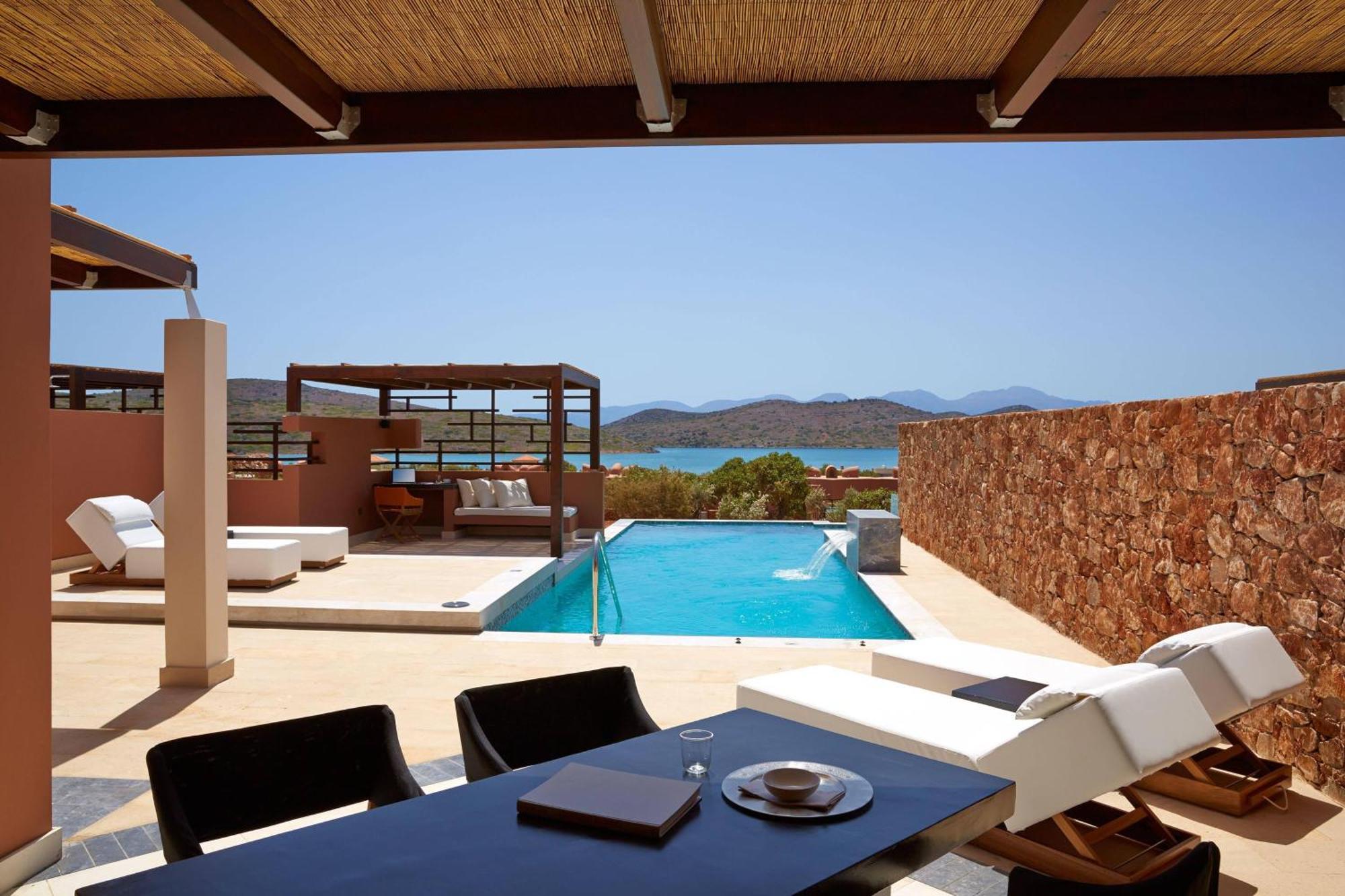 Alojamiento de lujo de 2 dormitorios con piscina privada, balcón y vistas al mar