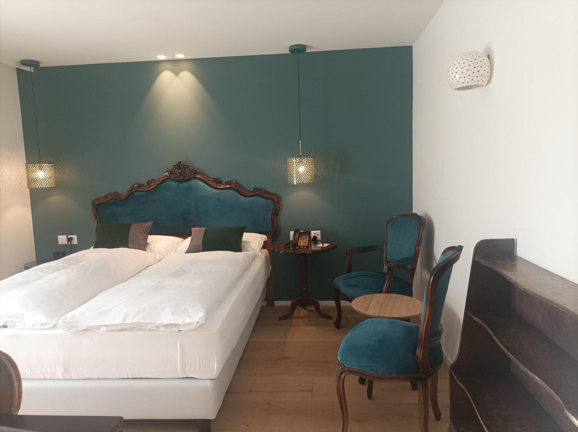 Queen Room,1644400851:JPEG