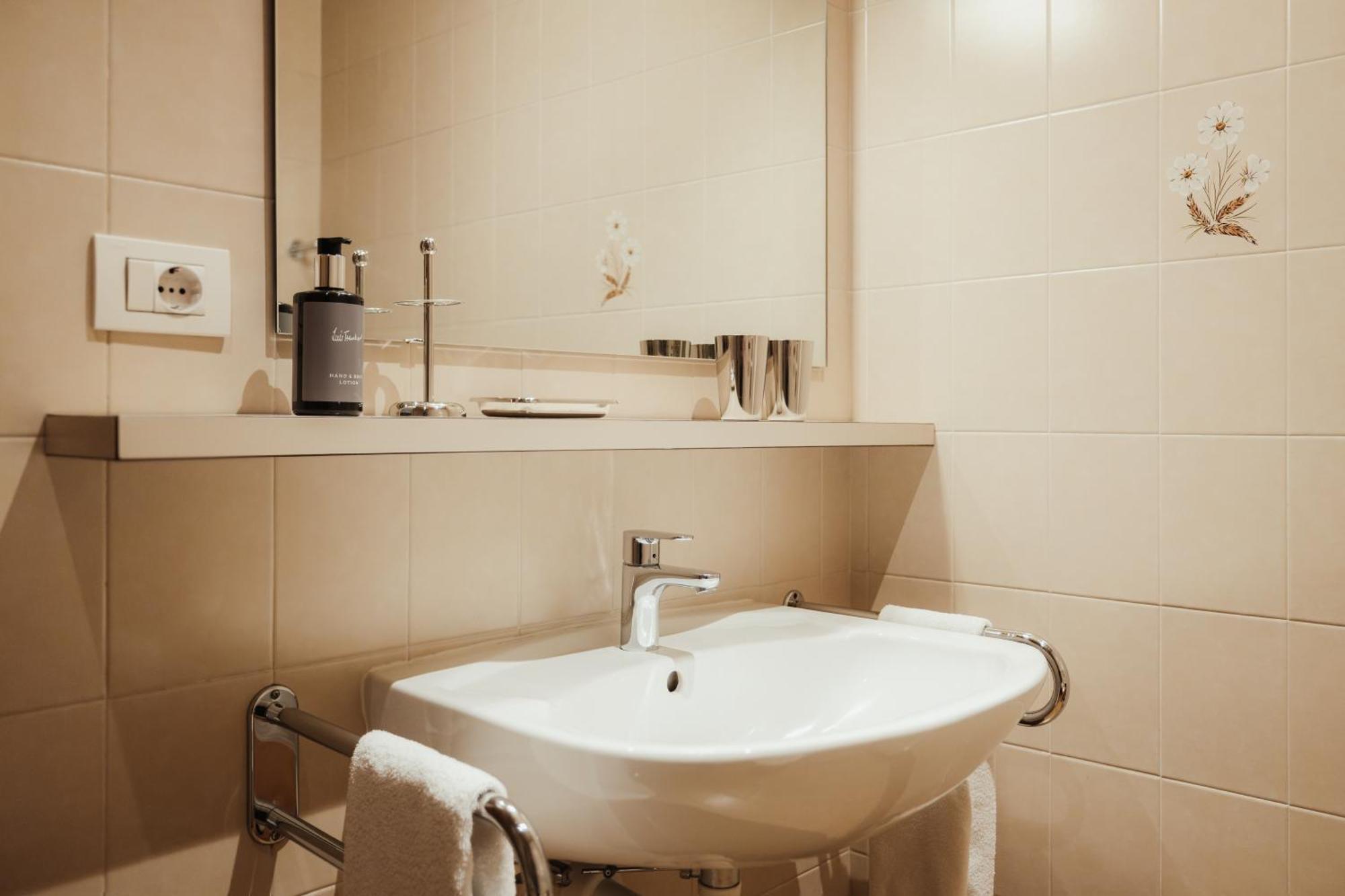 Basic Double Room,1646337147:JPEG