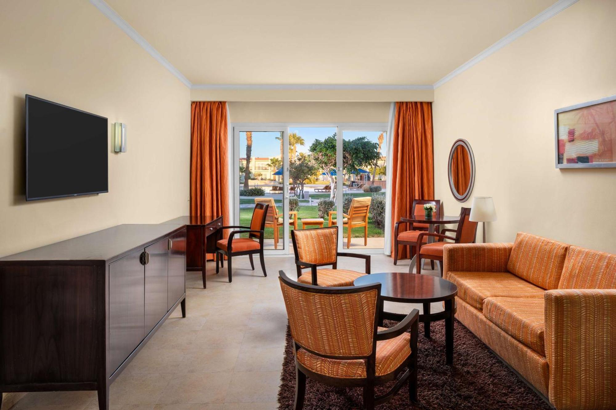 Suite Deluxe Lato Montagne con 1 Letto King Size - Vista sulla Piscina
