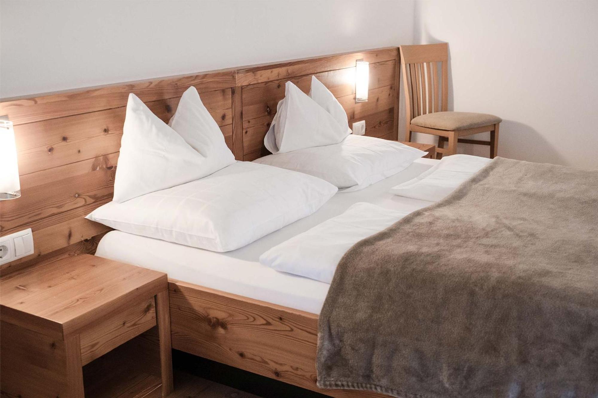 Doppel-/Zweibettzimmer mit Bergblick