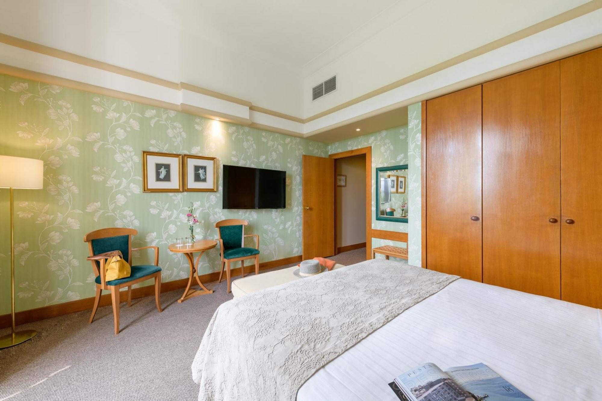 Quarto Clássico com Cama de Casal ou 2 de Solteiro