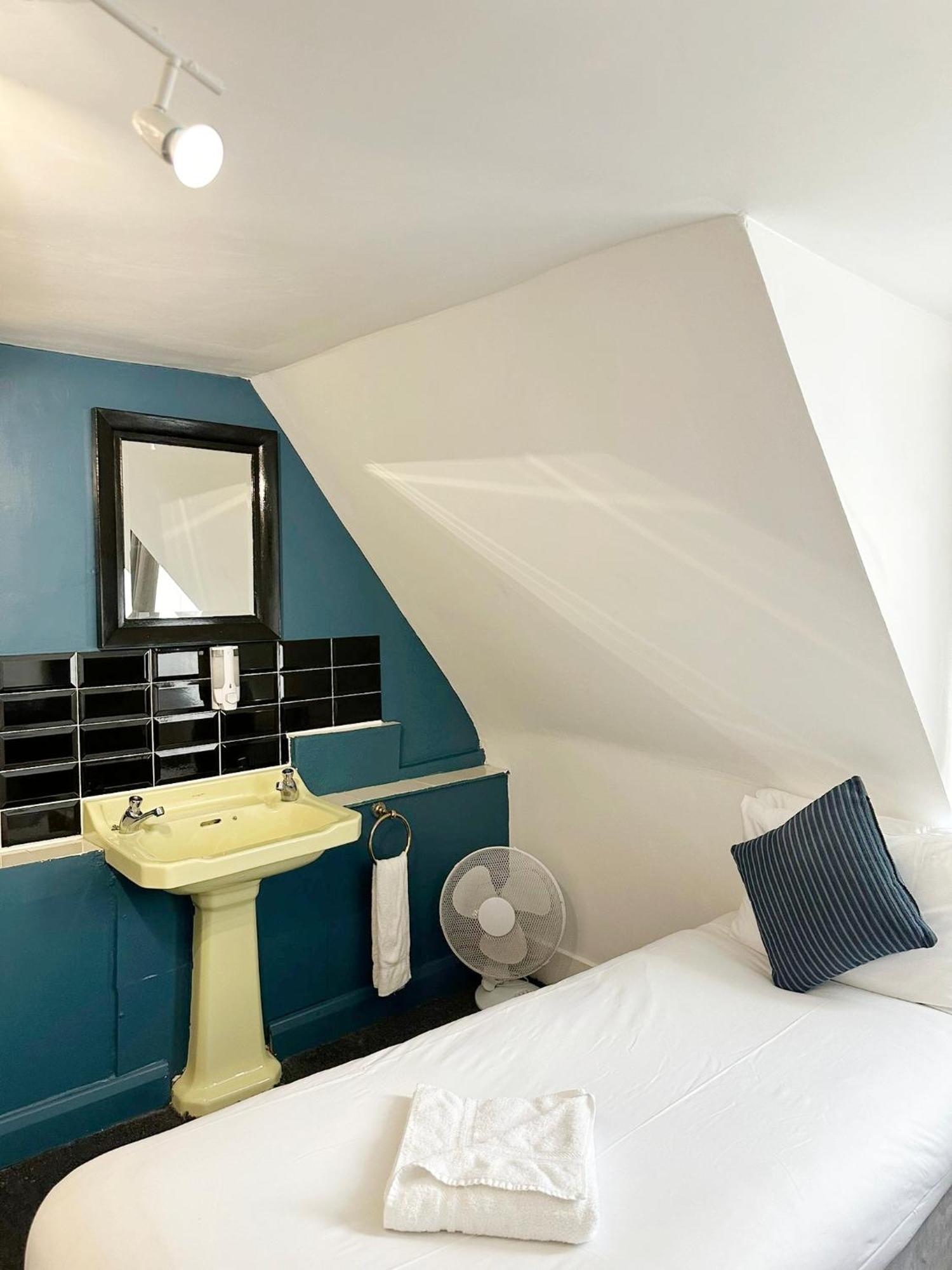 Chambre Lits Jumeaux avec Salle de Bains Commune