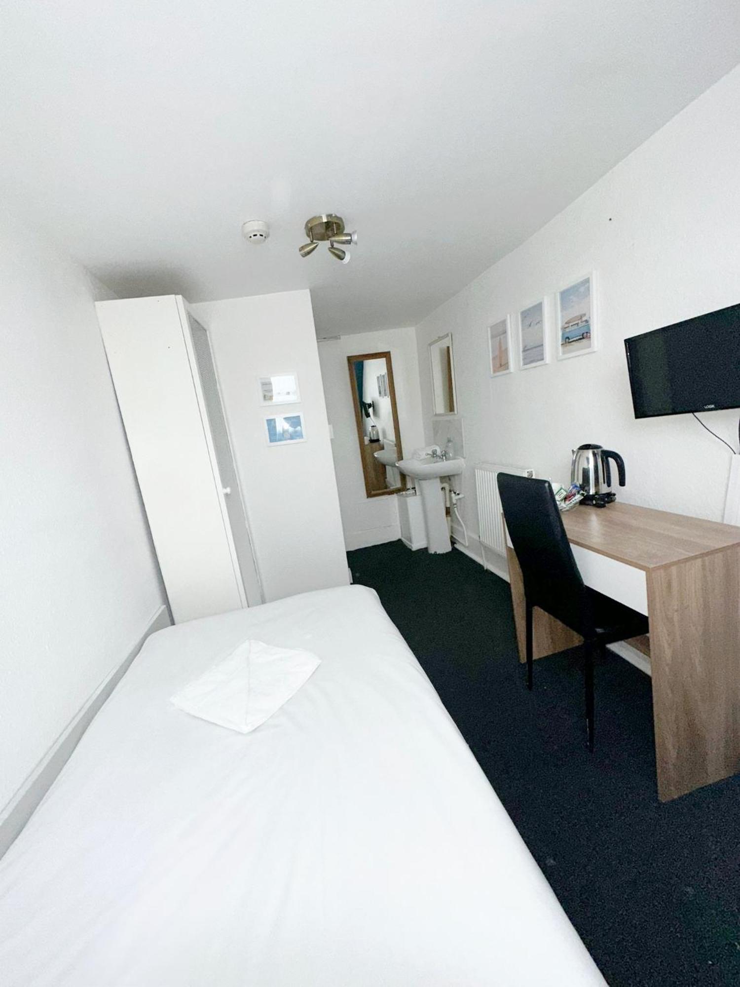 Chambre Simple Basique avec Salle de Bains Commune