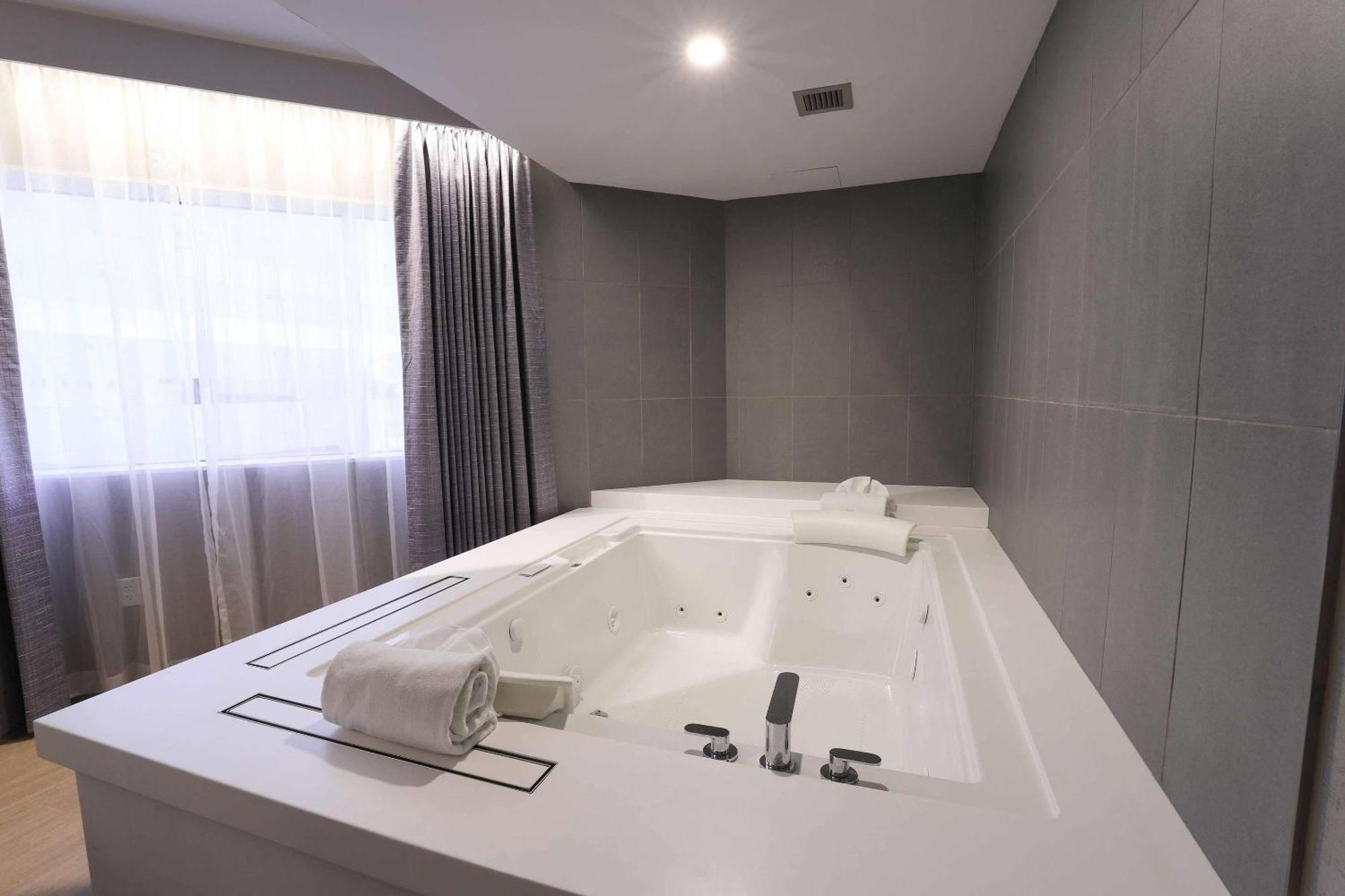 1 King Bed, 1 Room Suite, Jacuzzi