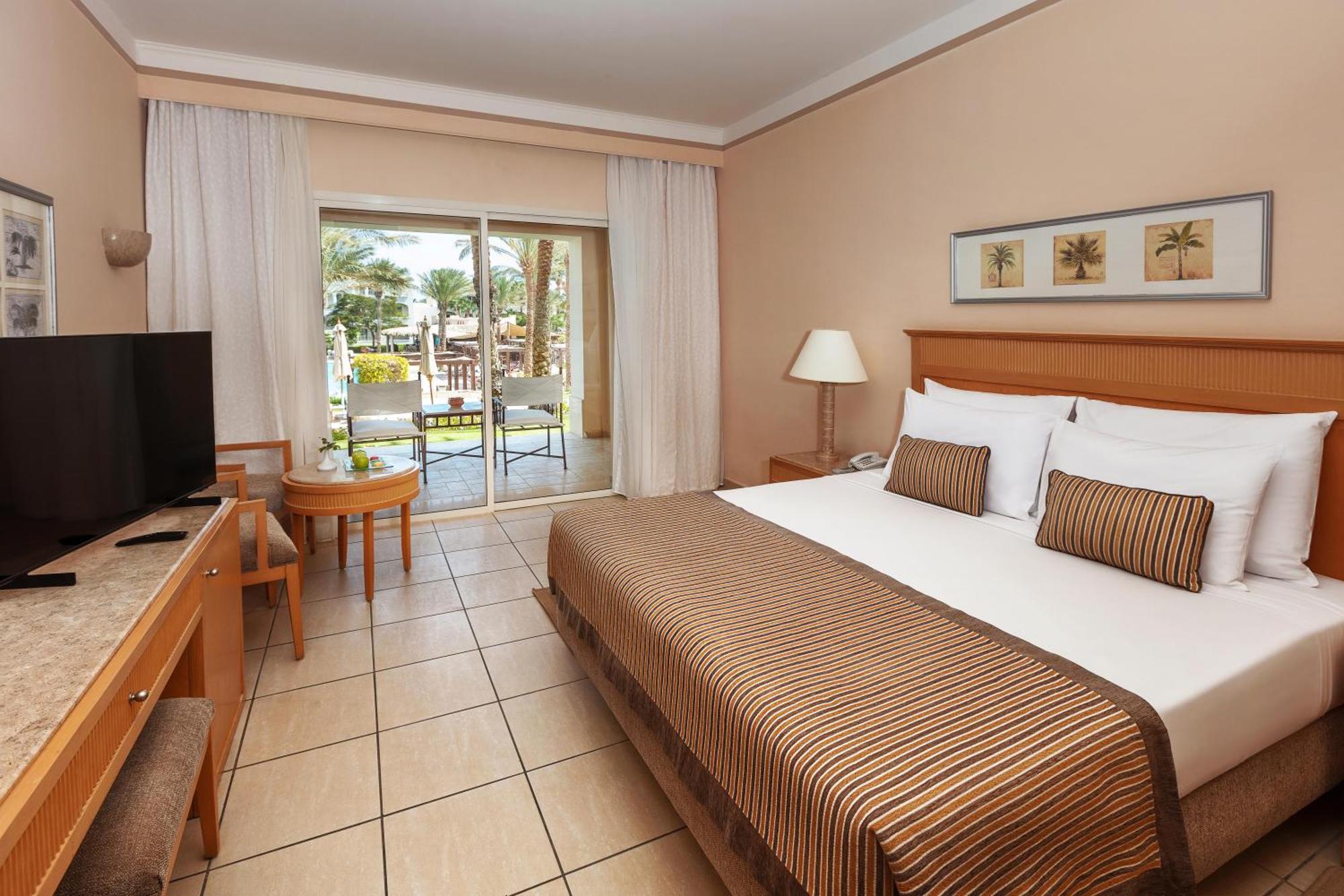 Superior Kamer met Queensize Bed of Twee Aparte Bedden - Uitzicht op het Zwembad