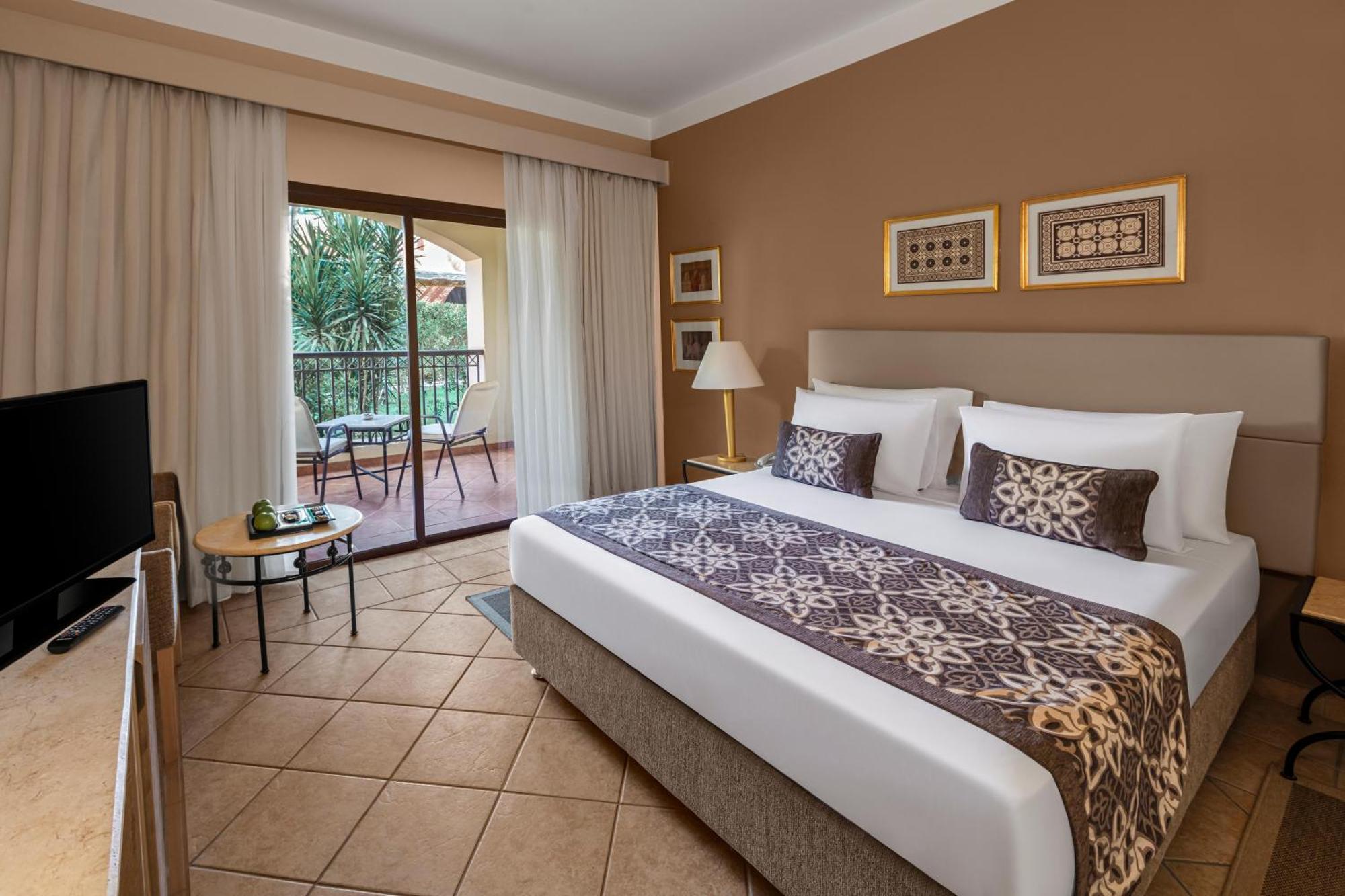 Superior Deluxe Queen or Twin Garden View