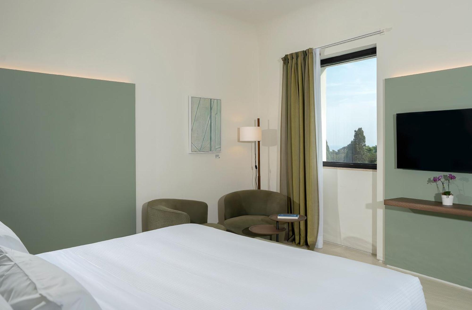 Deluxe Double Room Balcony Lateral Sea View
