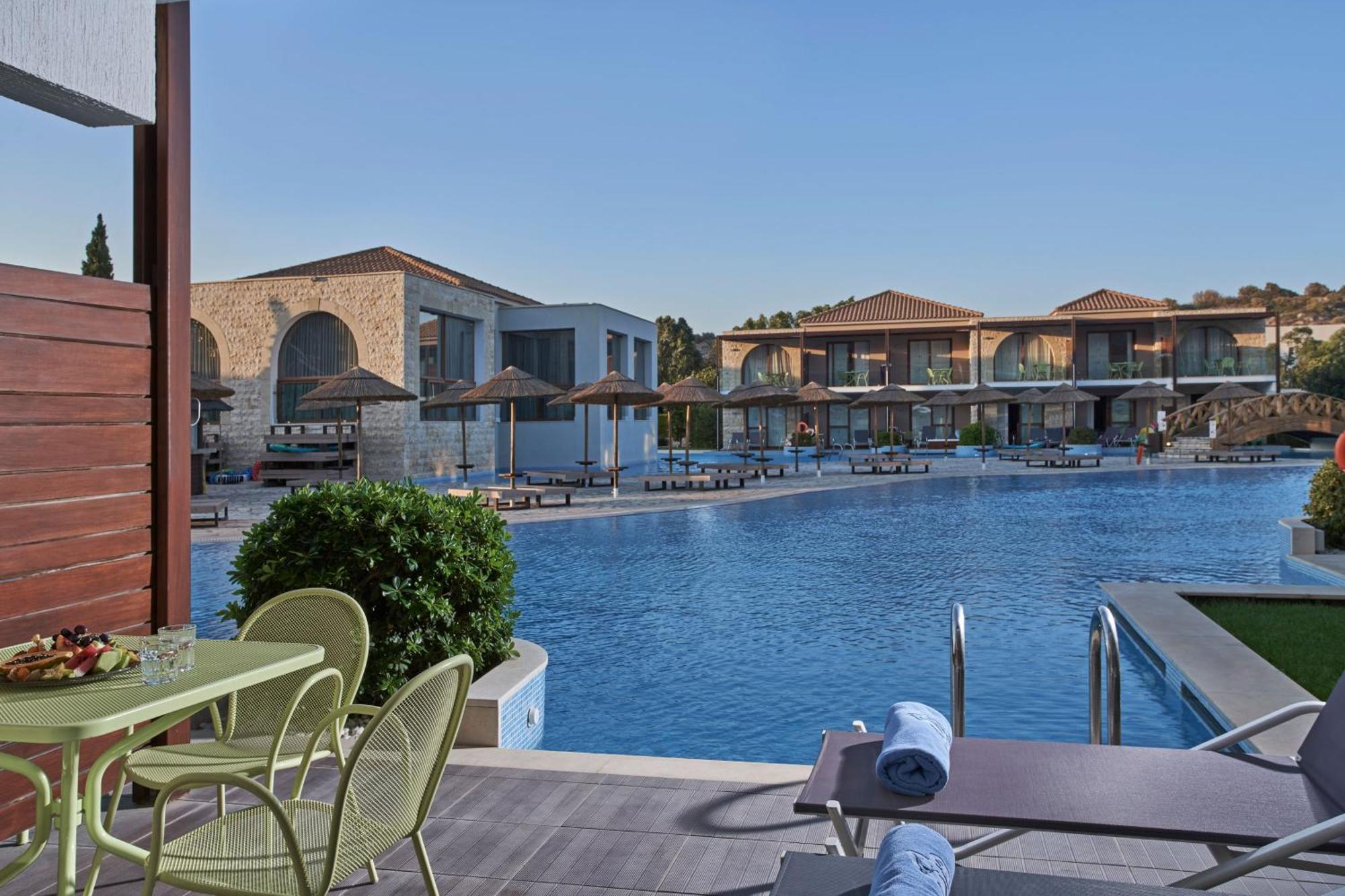 Family Room Sliding Door Swim Up Pool View (Deluxe Area)