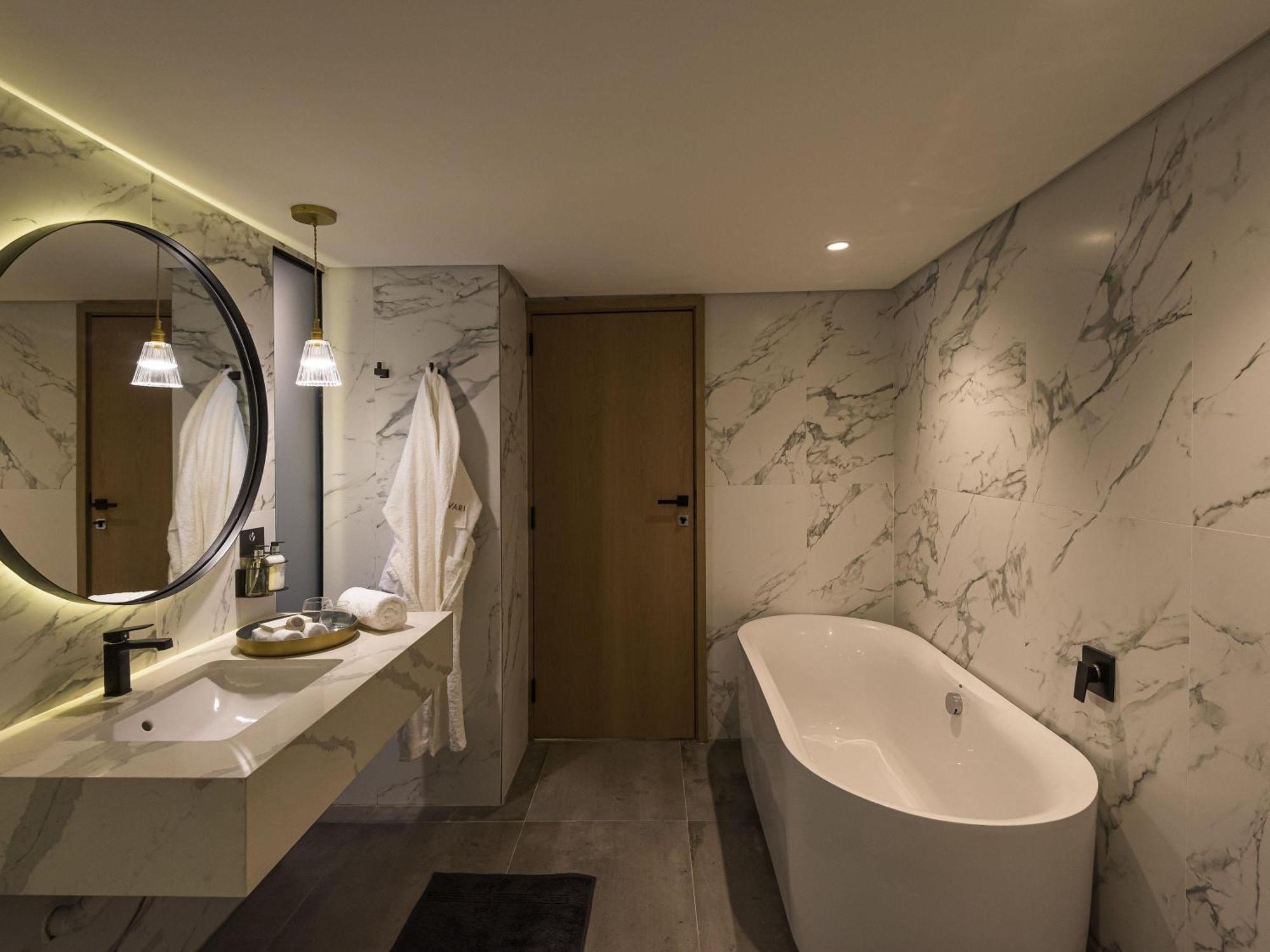 Deluxe King Suite with Garden and Pool View