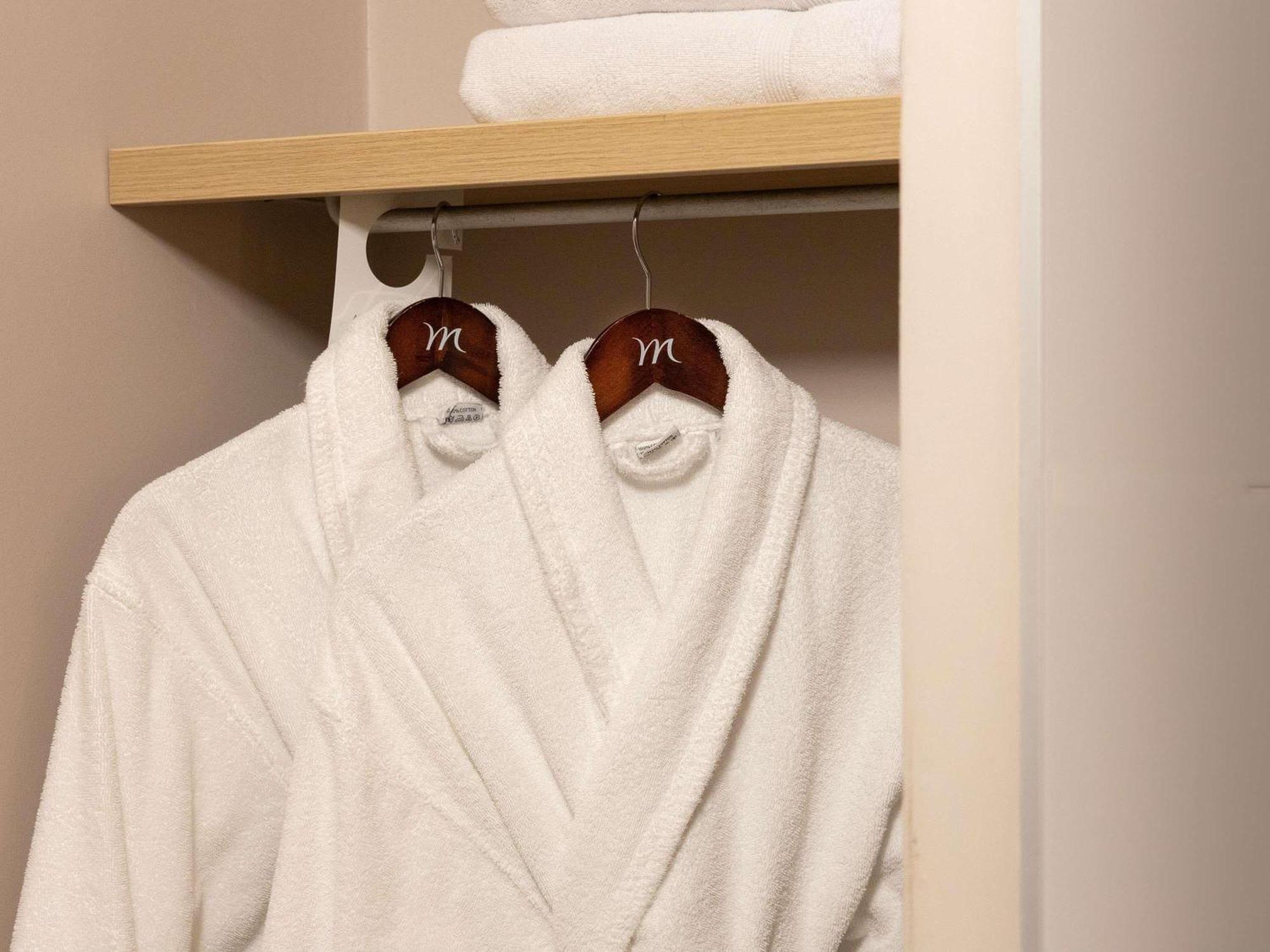 Habitación Doble Estándar con sofá y balcón