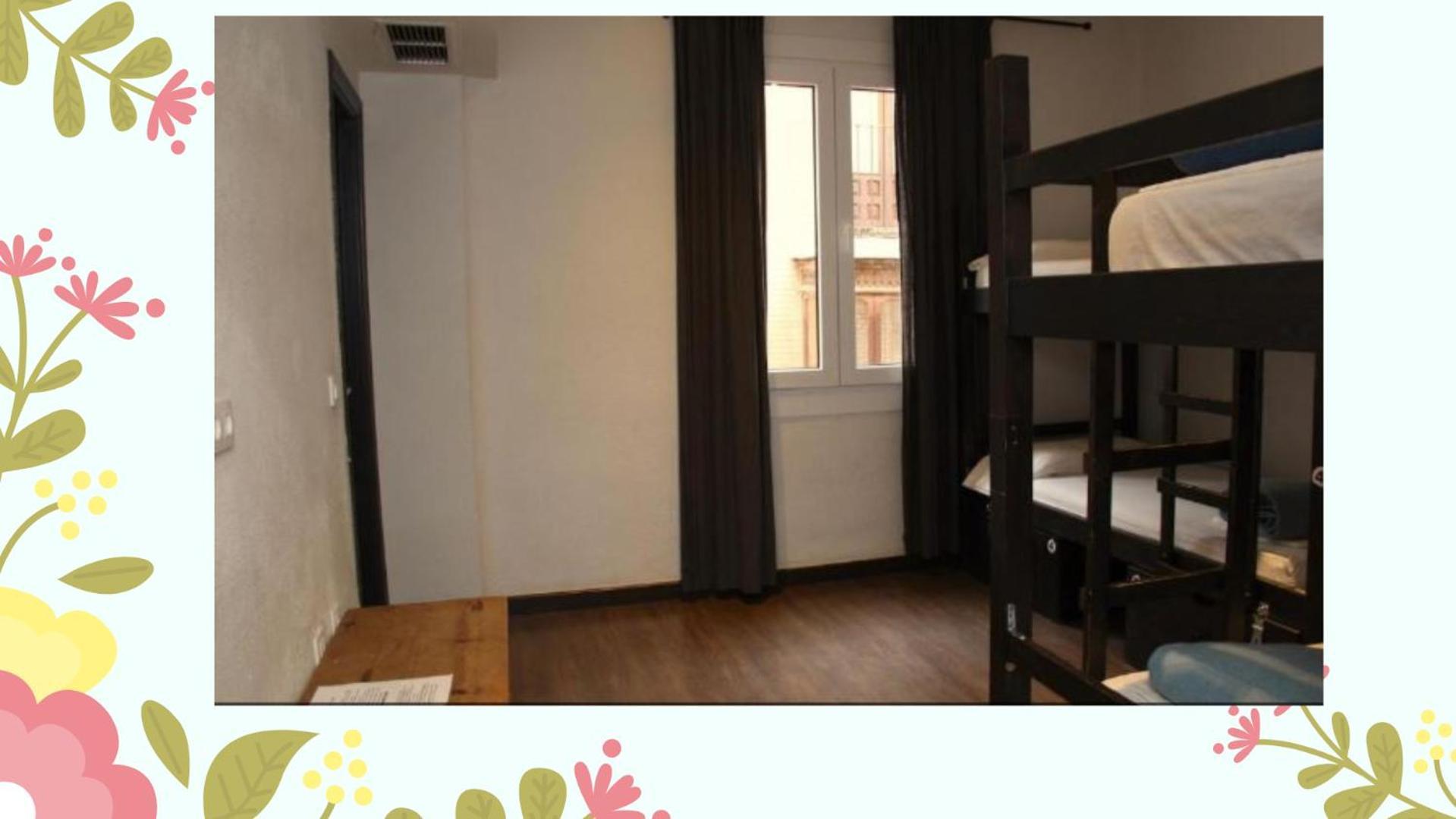 Cama en habitación femenina compartida de 4 camas