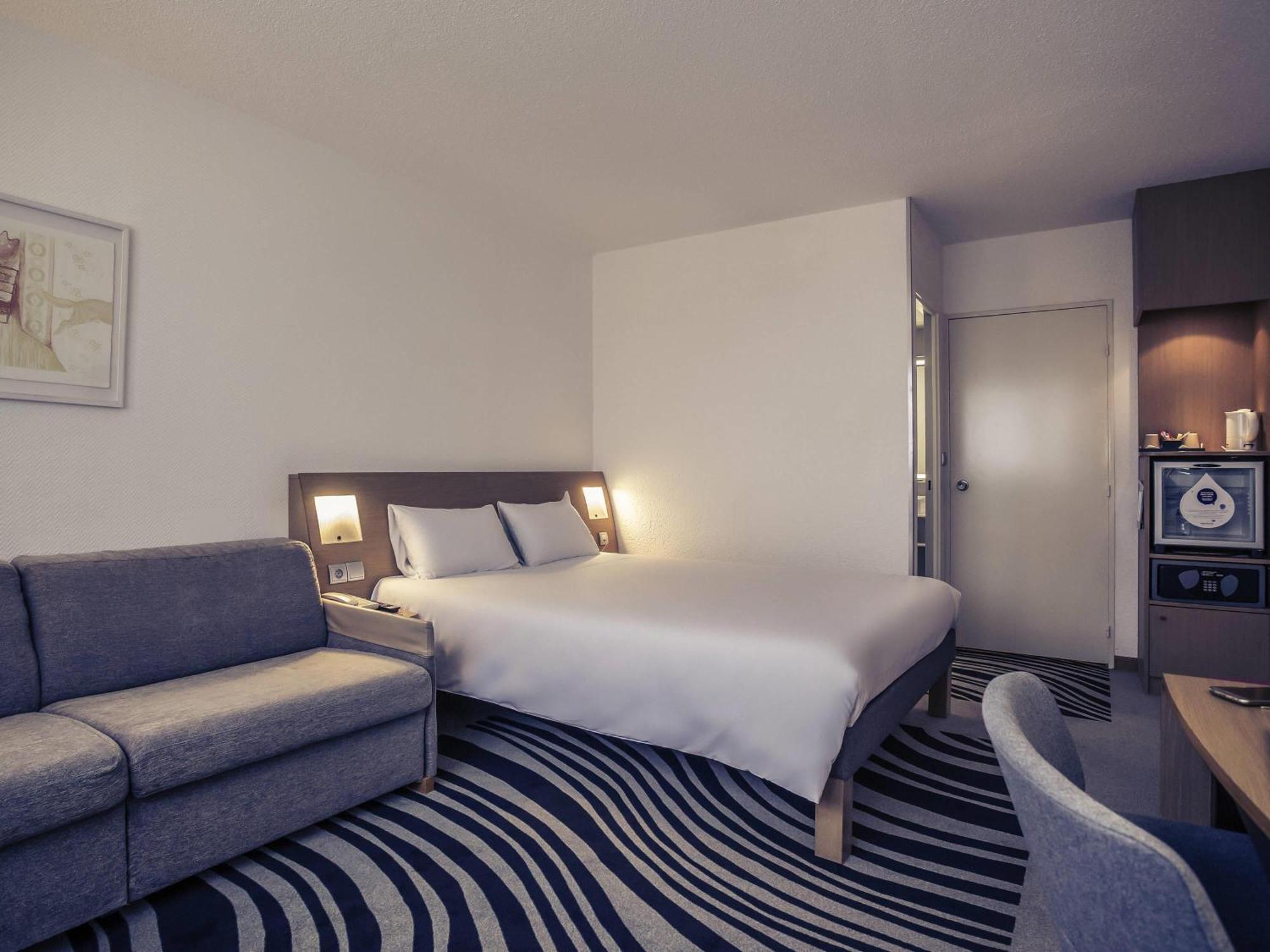 Executive Queen Room with Sofa