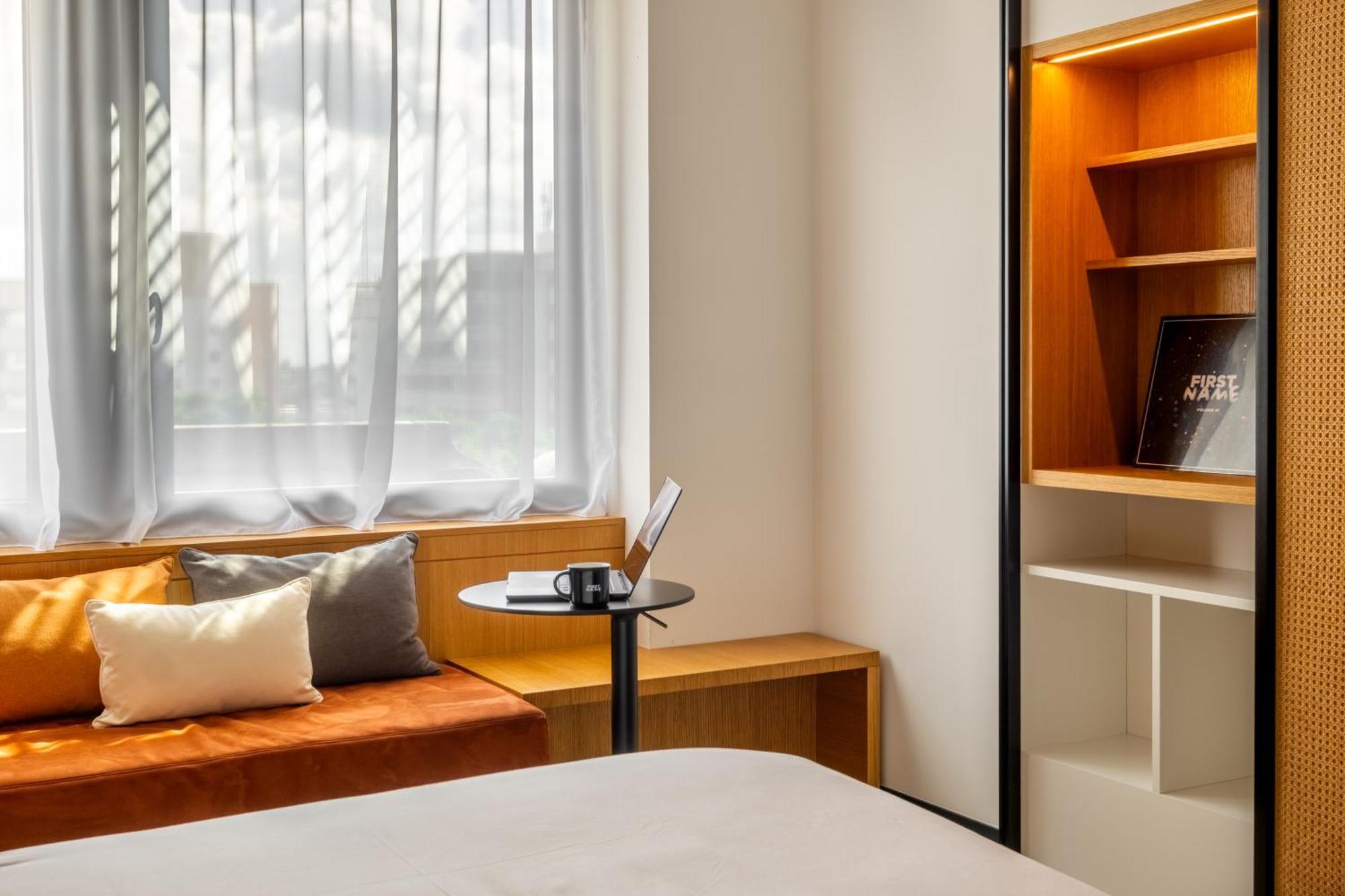 Habitación con cama extragrande y vistas a la ciudad