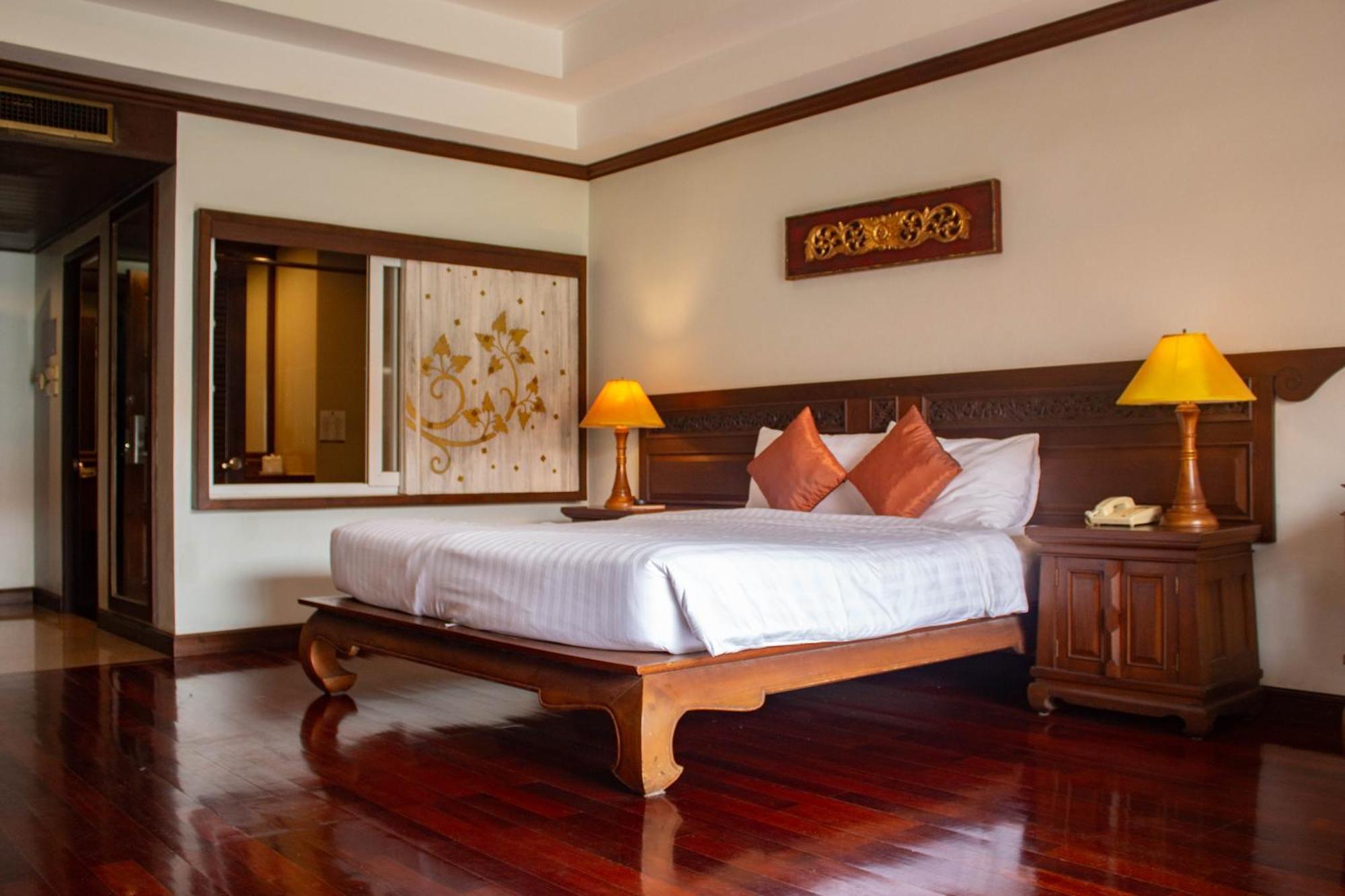 Deluxe Double or Twin Room with City View