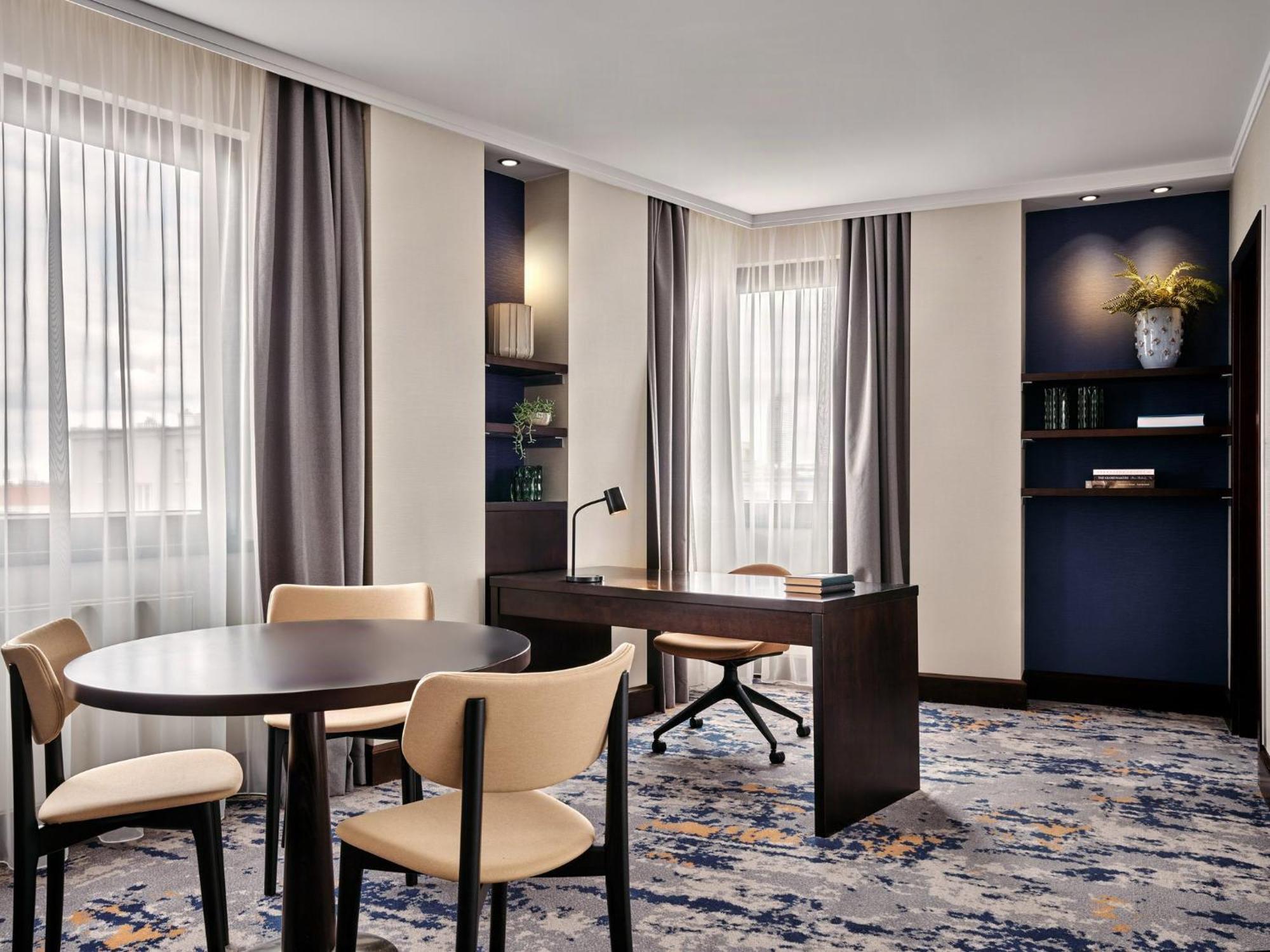 Suite Business con zona de estar y comedor