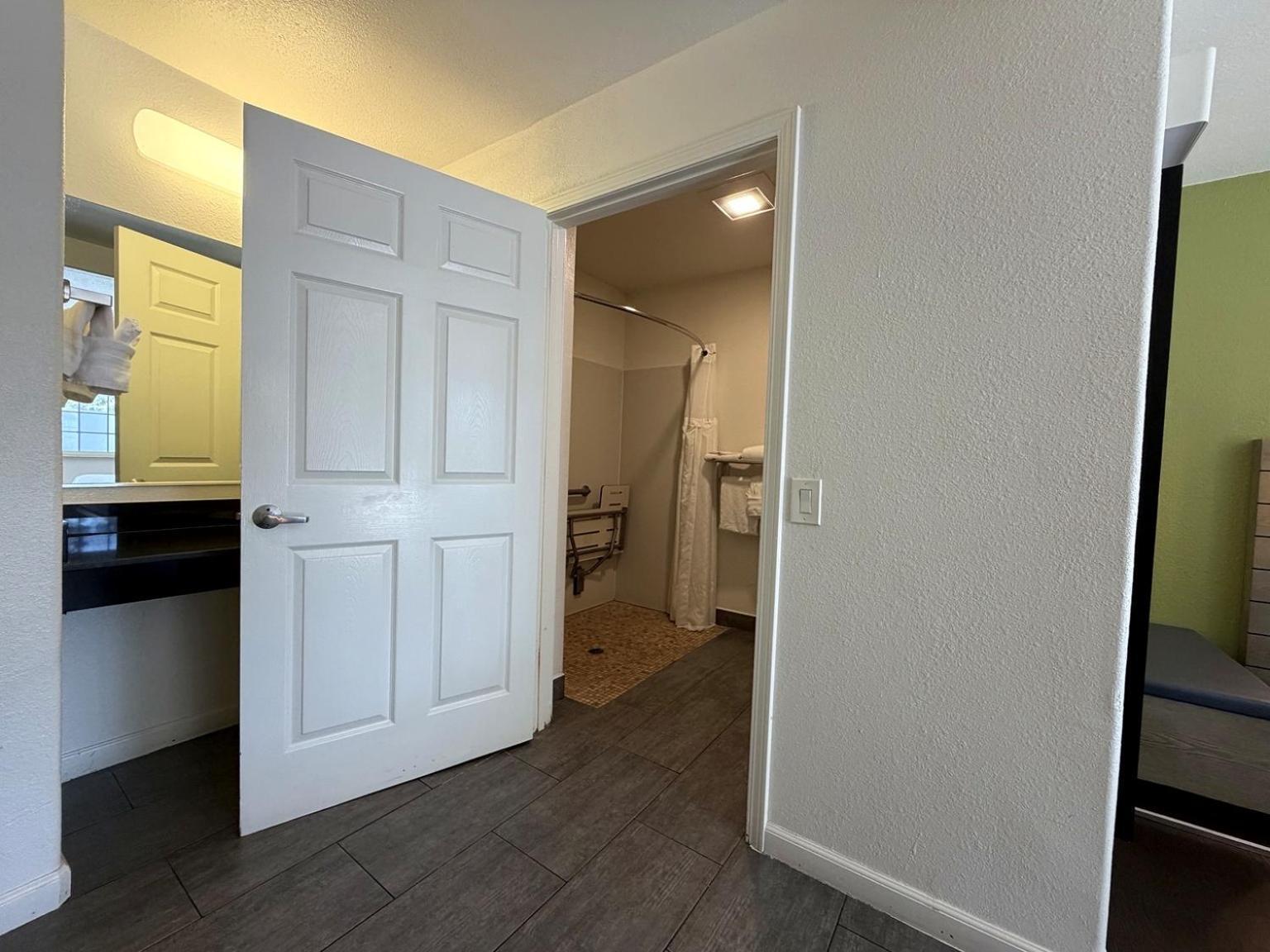 Signature King Room - Accessible