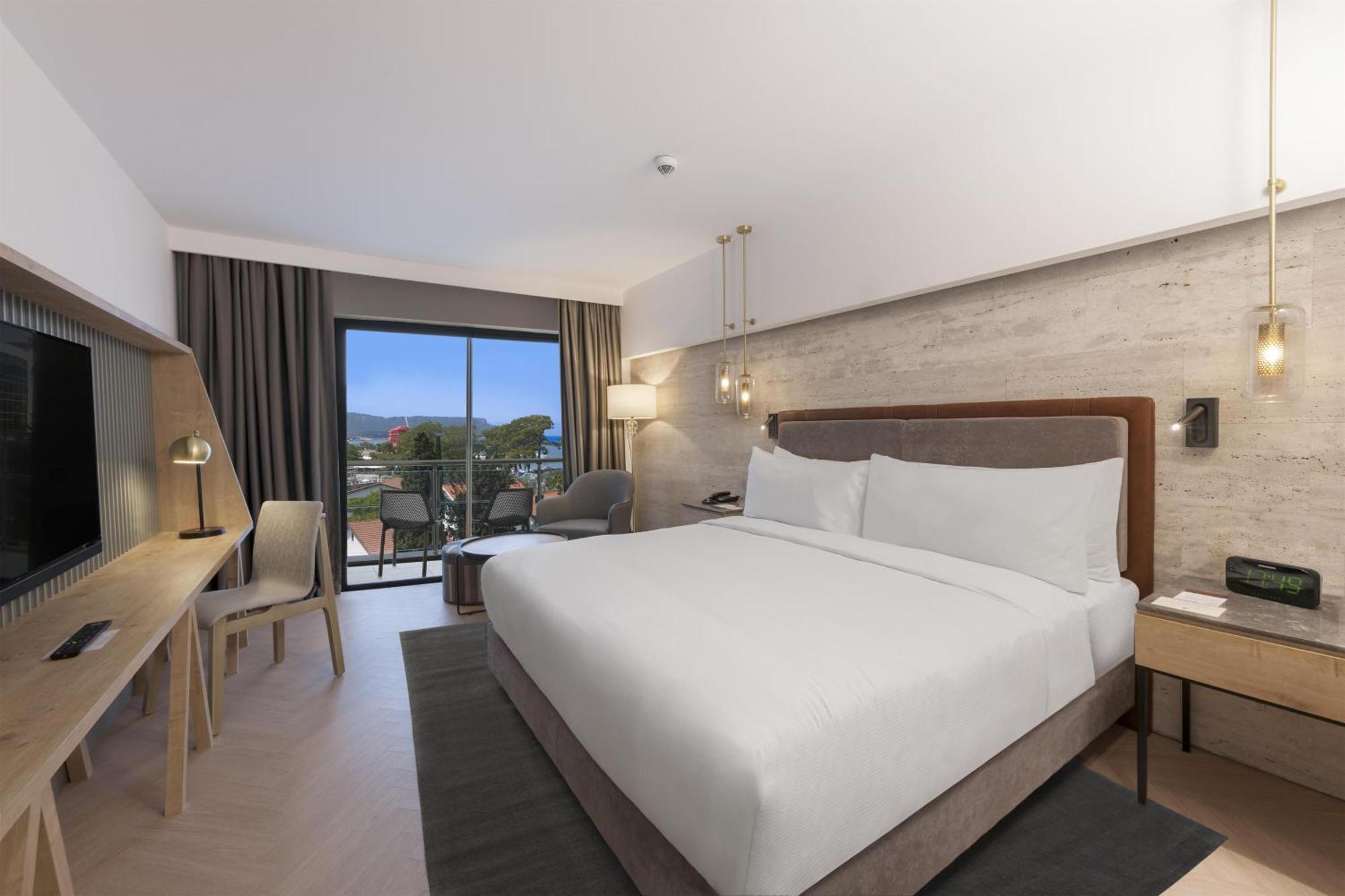 Zimmer mit Kingsize-Bett und Meerblick